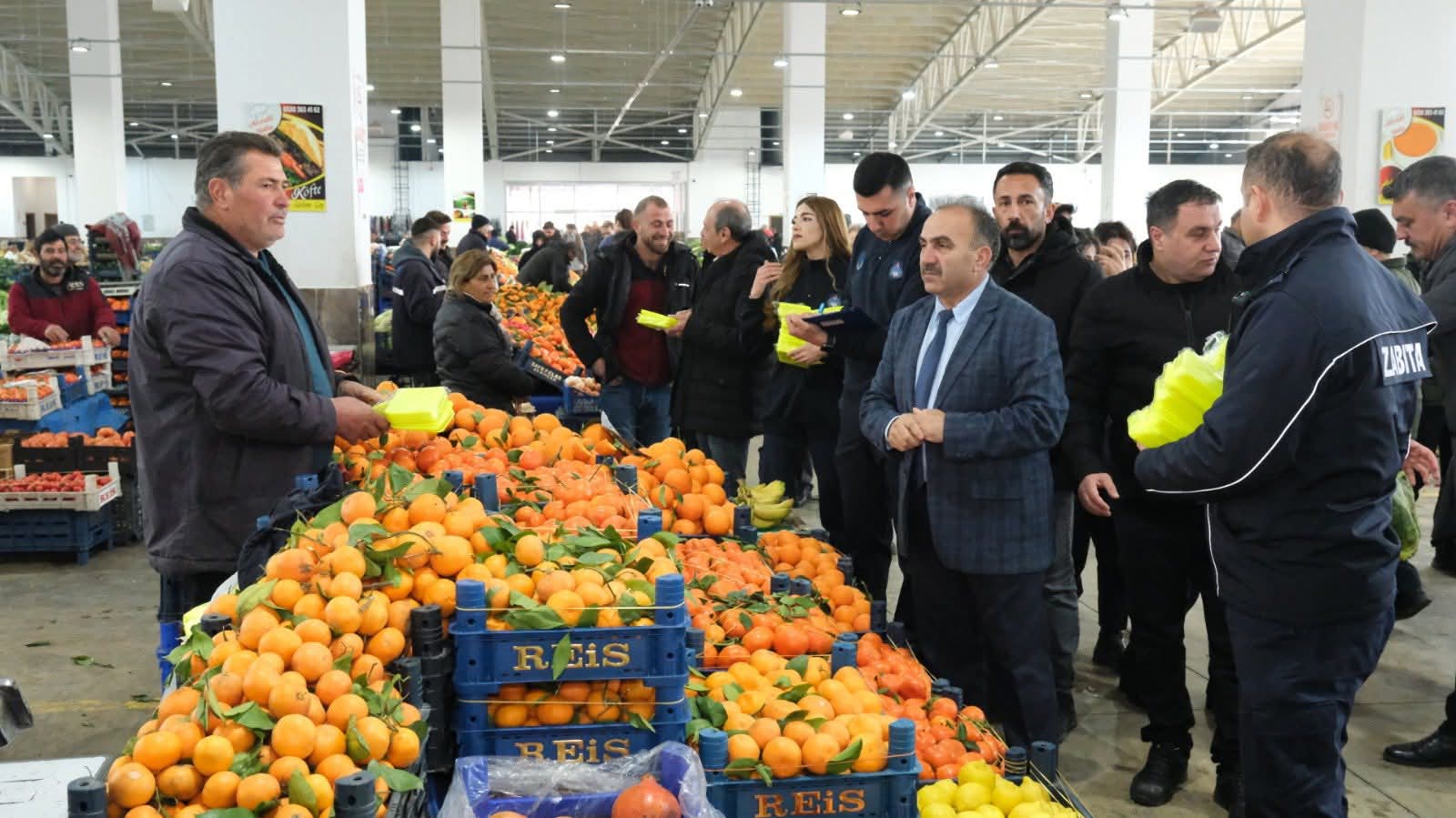Erzincan'da Zabıta Pazarcı Esnafına Etiket Dağıttı (1)
