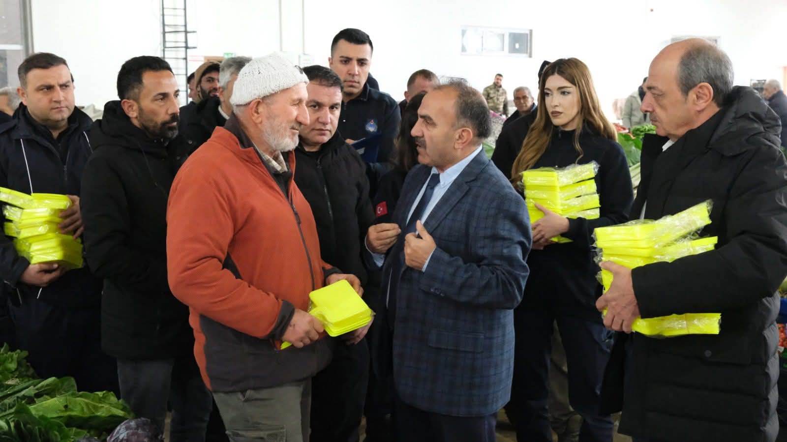 Erzincan'da Zabıta Pazarcı Esnafına Etiket Dağıttı (2)