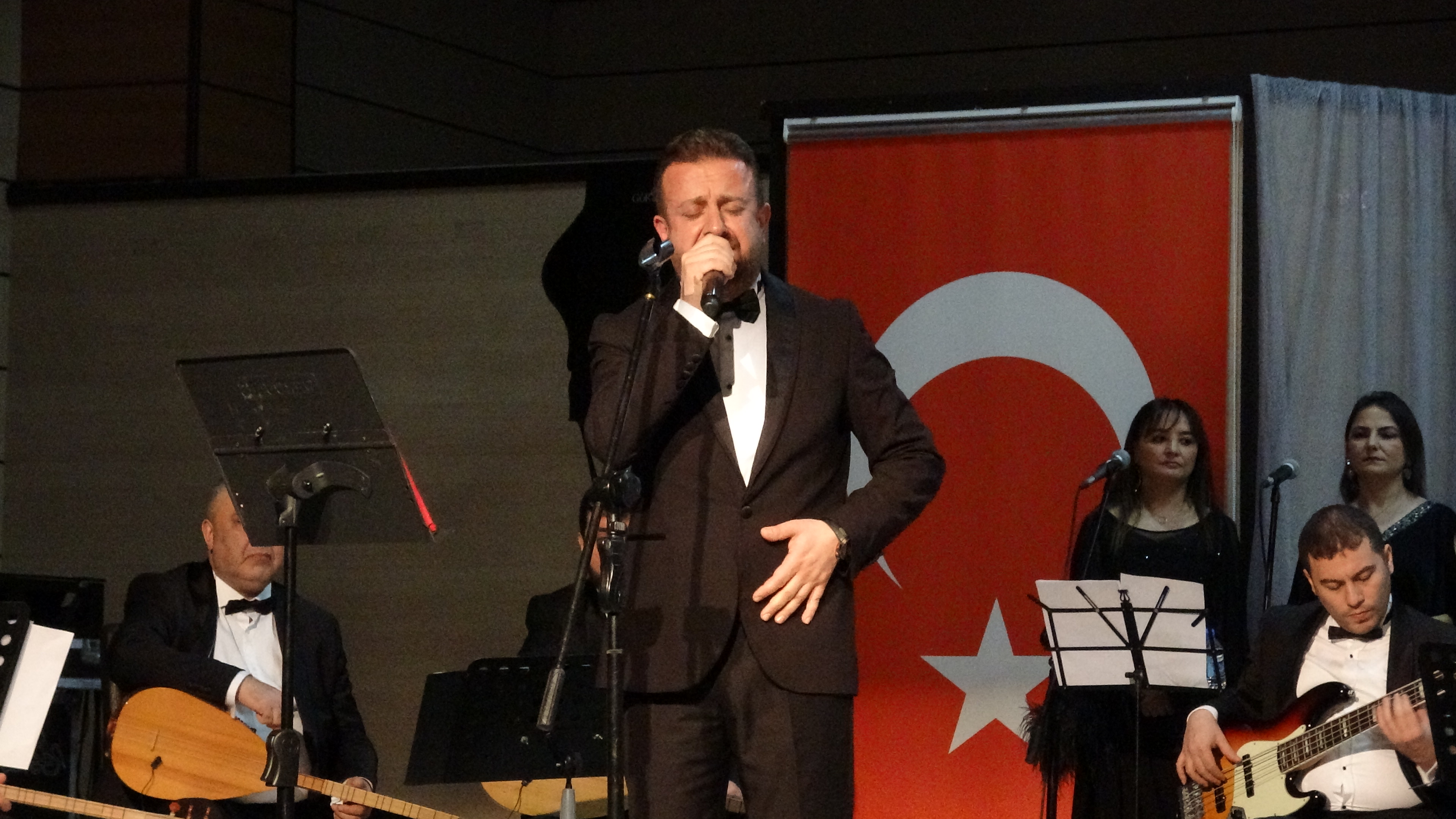 Erzincanlı Sanatçıdan Erzincan Türküsü Salon Ayağa Kalktı!