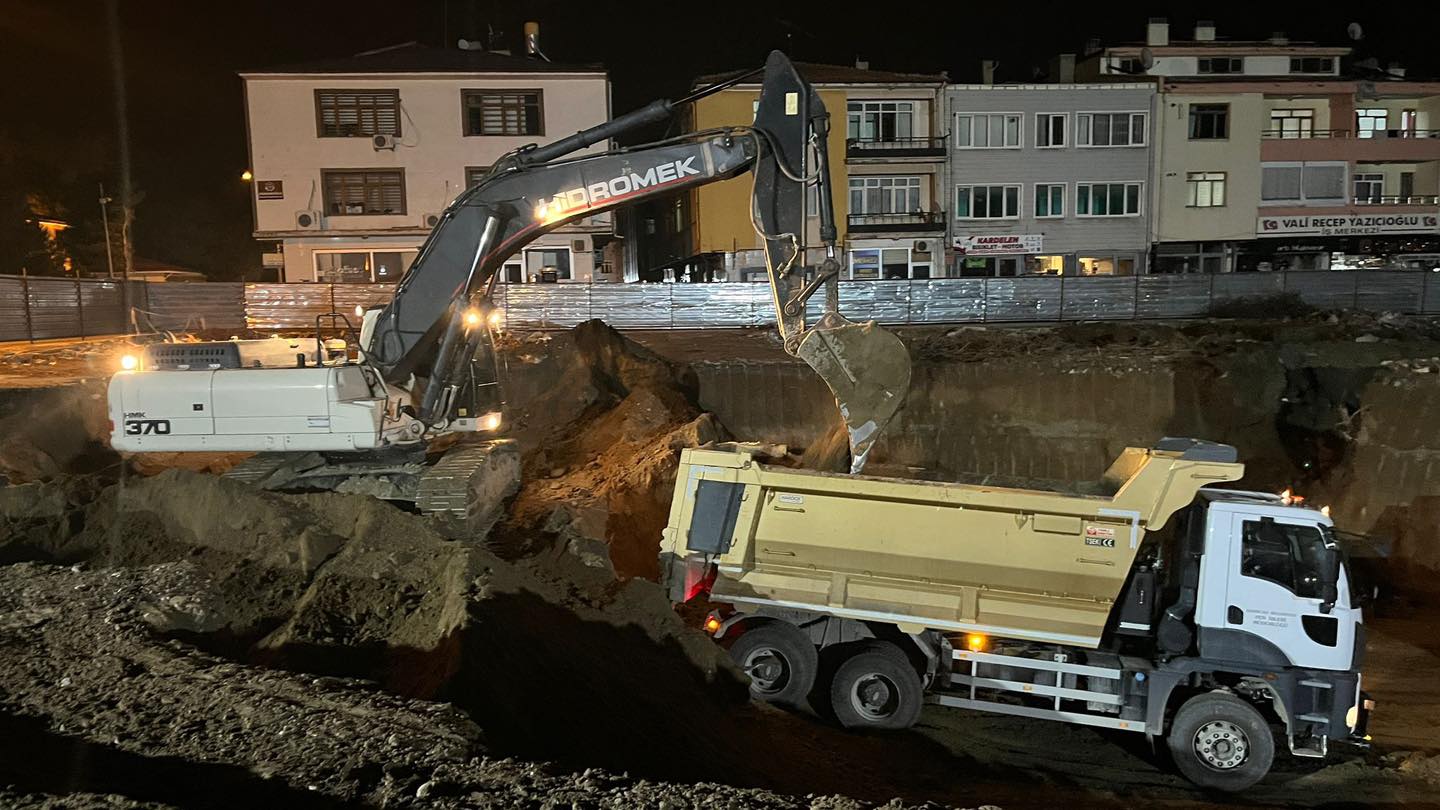 Merkez Çarşısında Gece Mesaisi (3)
