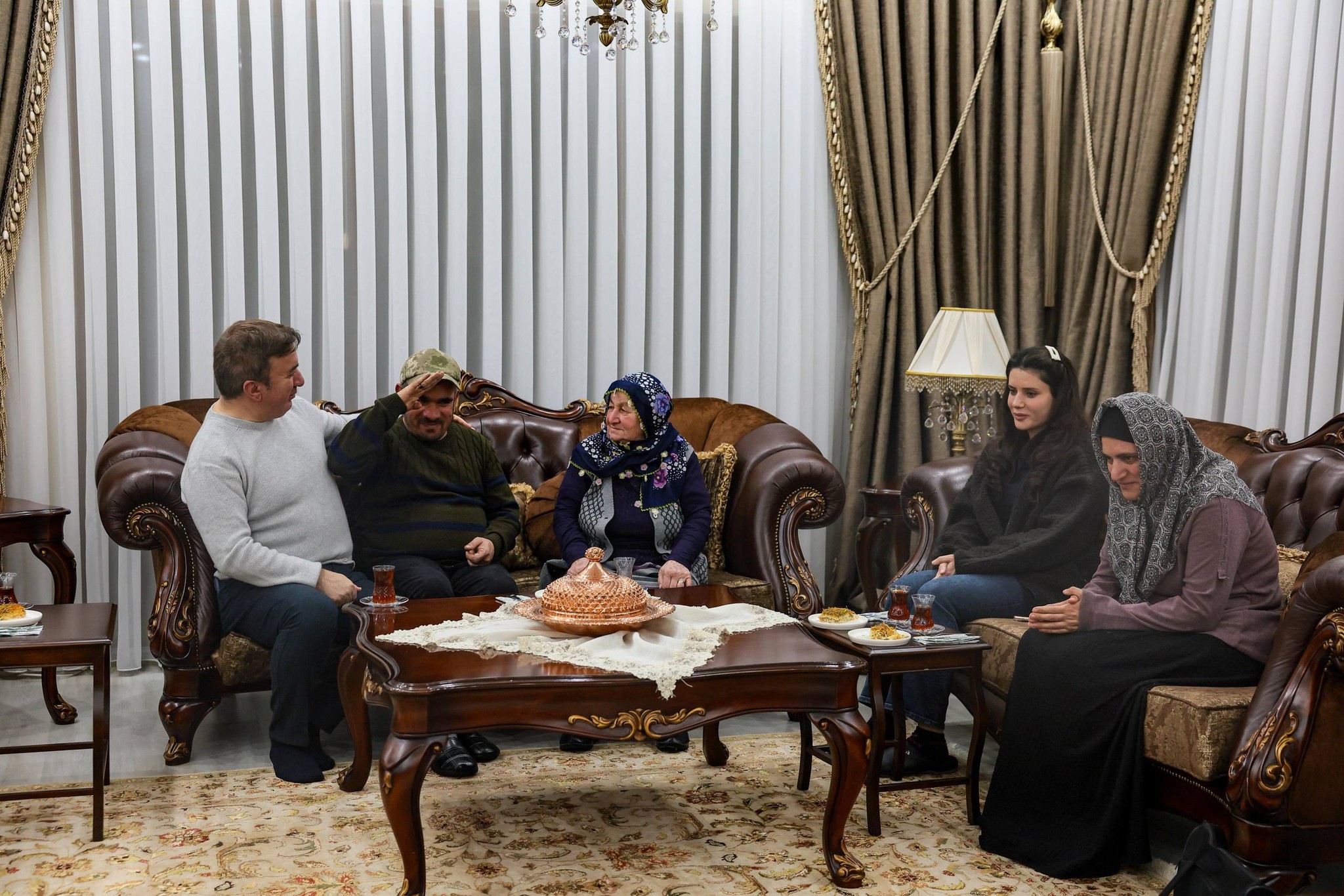 Vali Ve Sağlam Aile 1