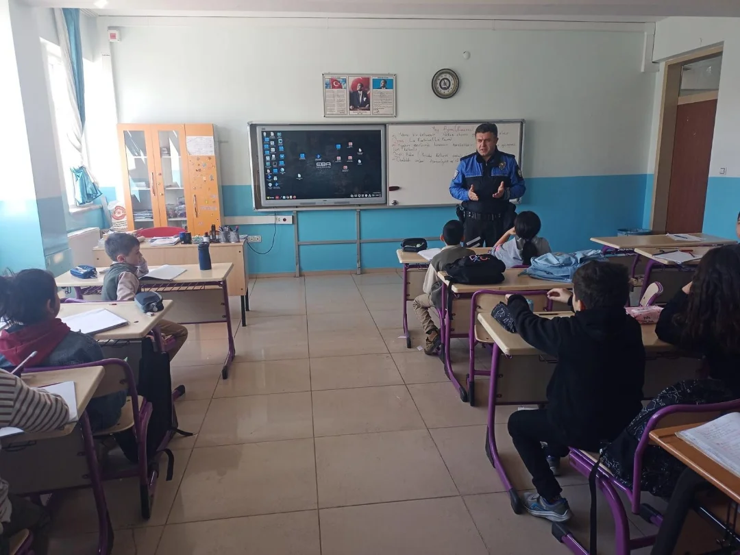 Erzincan İl Emniyet Müdürlüğü Toplum Destekli Polislik Şube Müdürlüğü Ekipleri, Öğrencilere Yönelik Bilgilendirme Faaliyetlerini Sürdürüyor (2)