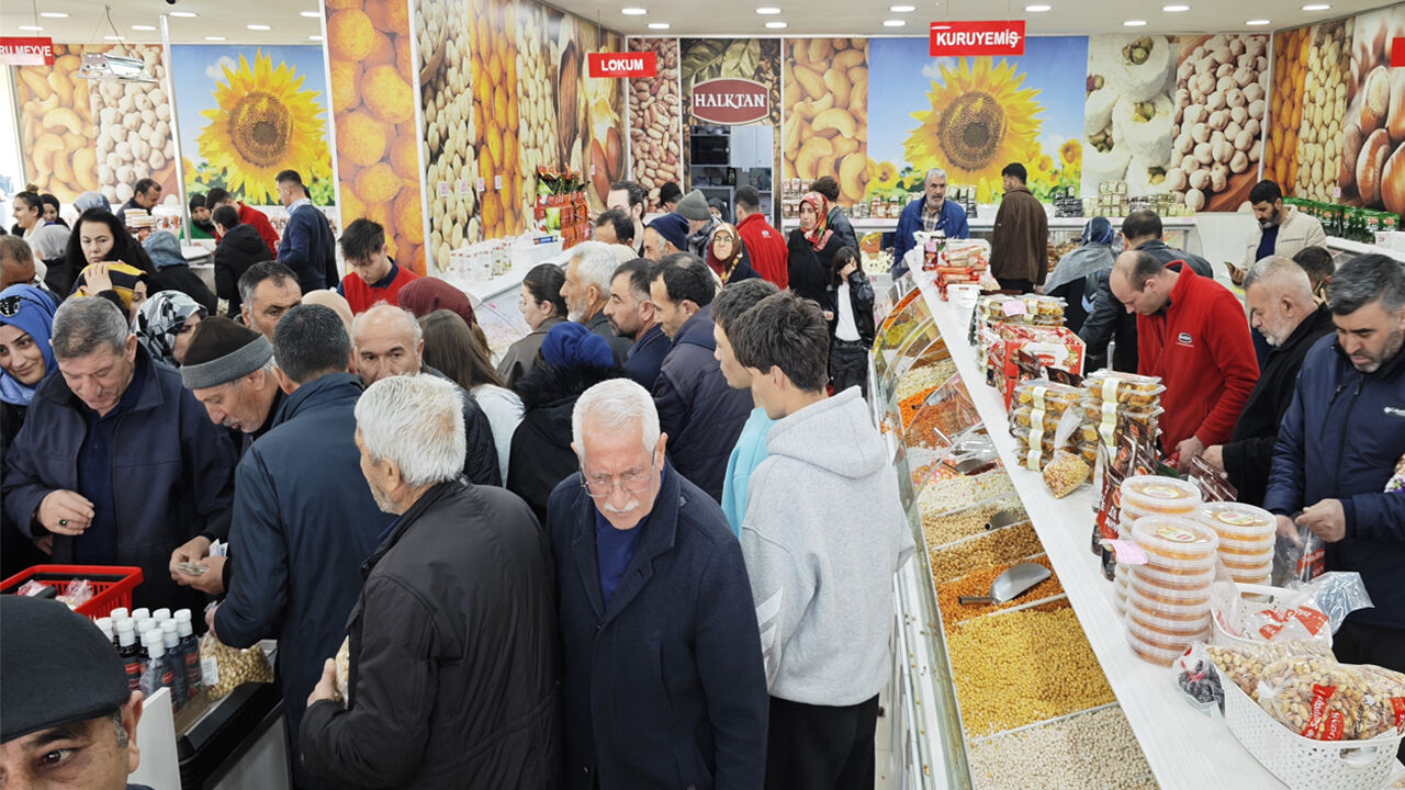 Erzincan’da Bayram Öncesi Kuruyemişçilere Yoğun İlgi.1-1