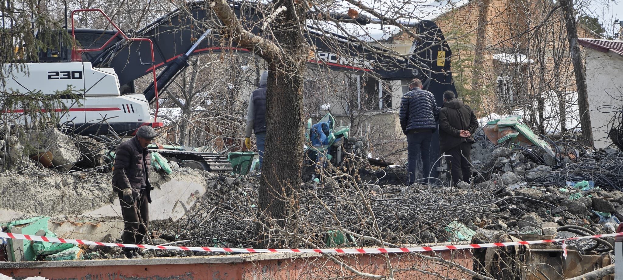 Erzincan’da Eski Diş Hastanesi Kentsel Dönüşüm Kapsamında Yıkılıyor (1)