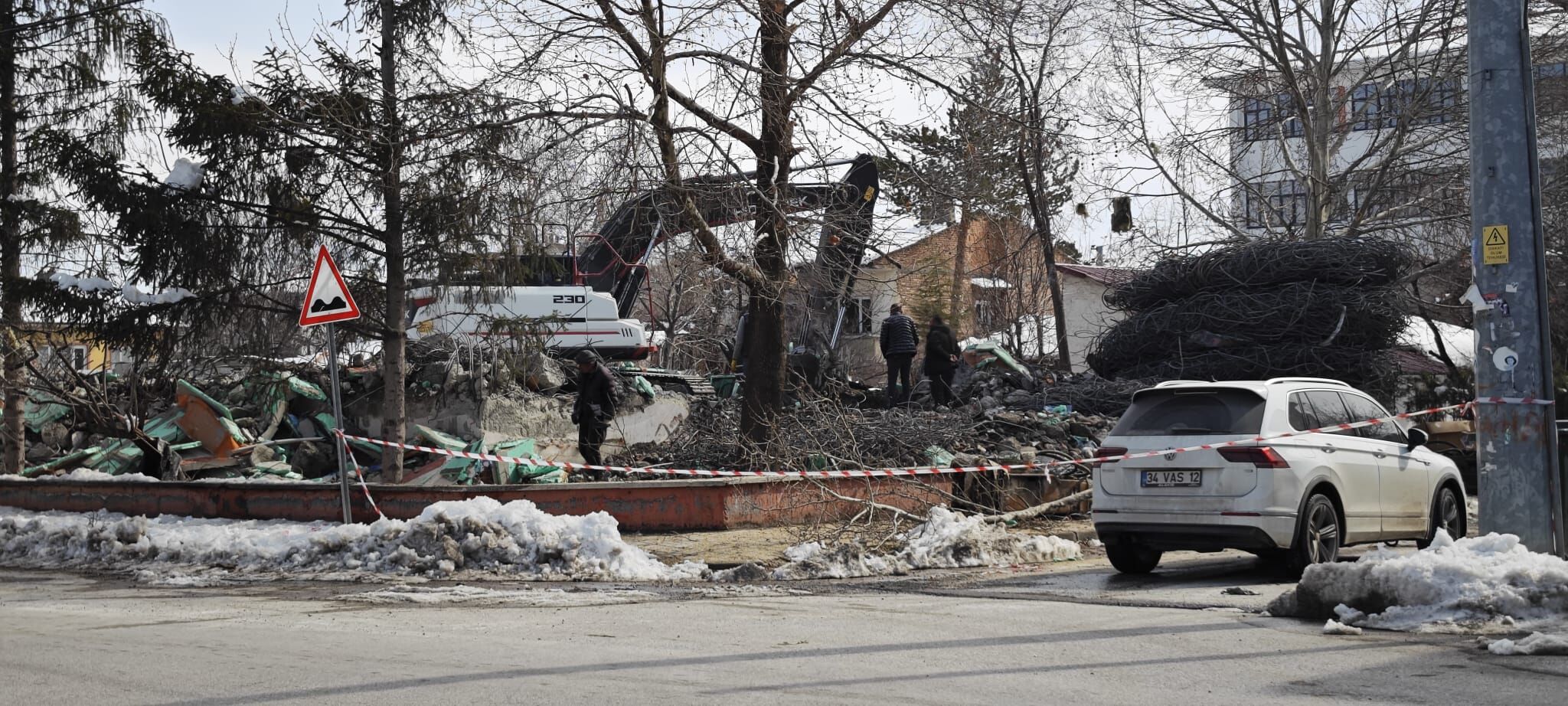 Erzincan’da Eski Diş Hastanesi Kentsel Dönüşüm Kapsamında Yıkılıyor (3)