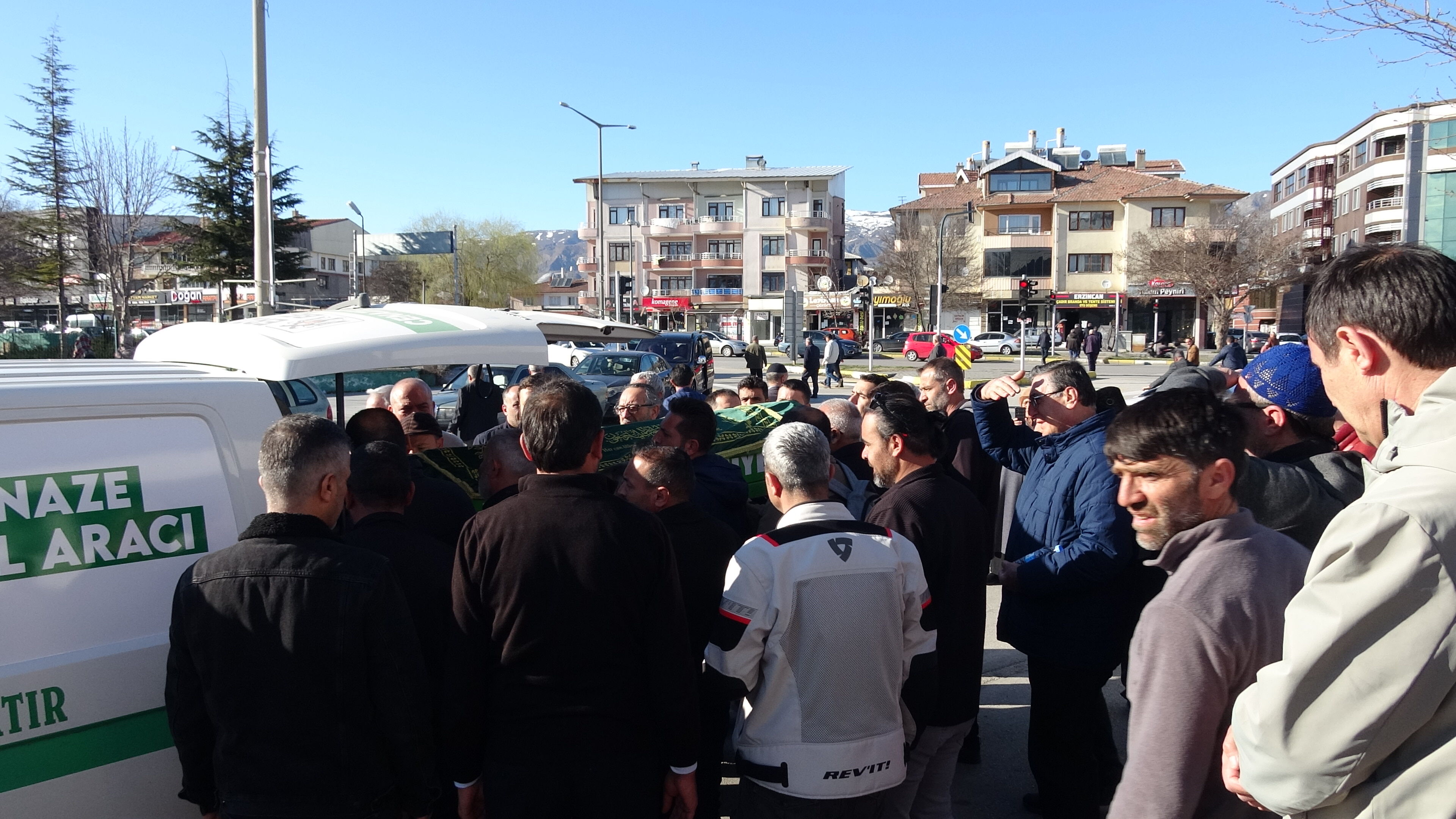 Erzincan'da Genç Öğretmenin Vefatı Derin Üzüntüye Boğdu Son Yolculuğuna Uğurlandı2