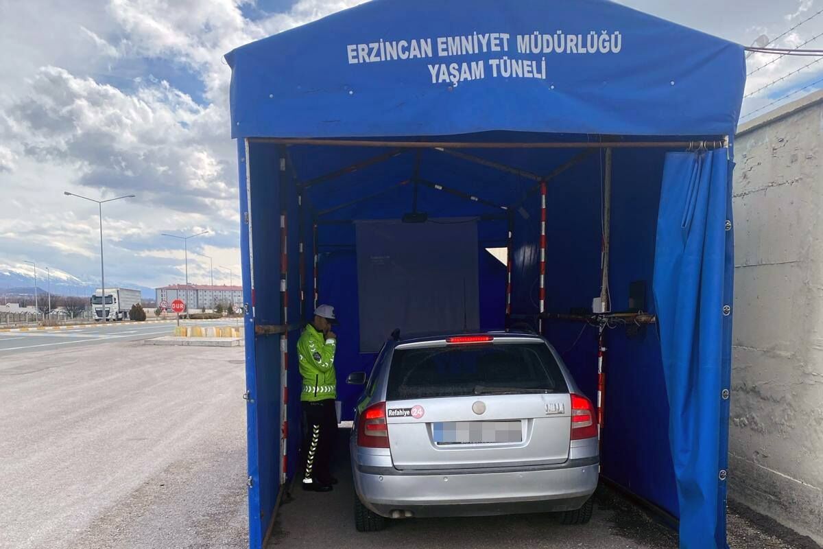 Erzincan’da Polislerin Bayram Mesaisi 11 Bin 611 Araç Denetlendi (1)