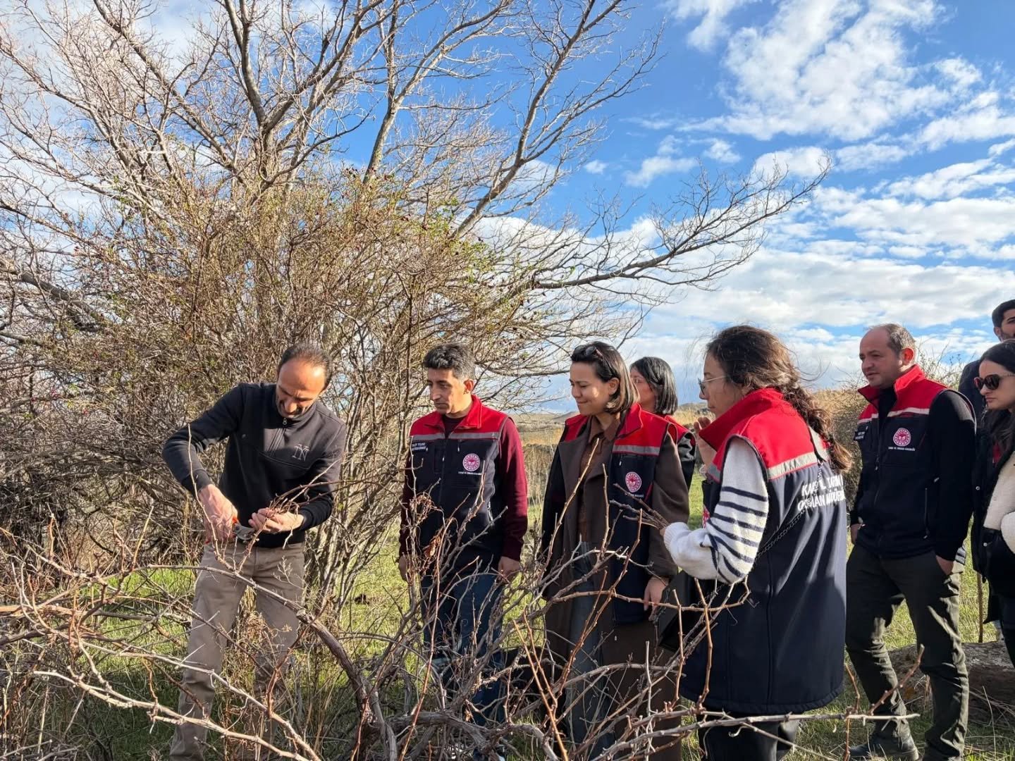 Erzincan Ekibi Sahada Kars’ta Çiftçilere Budama Ve Aşılama Eğitimi (1)