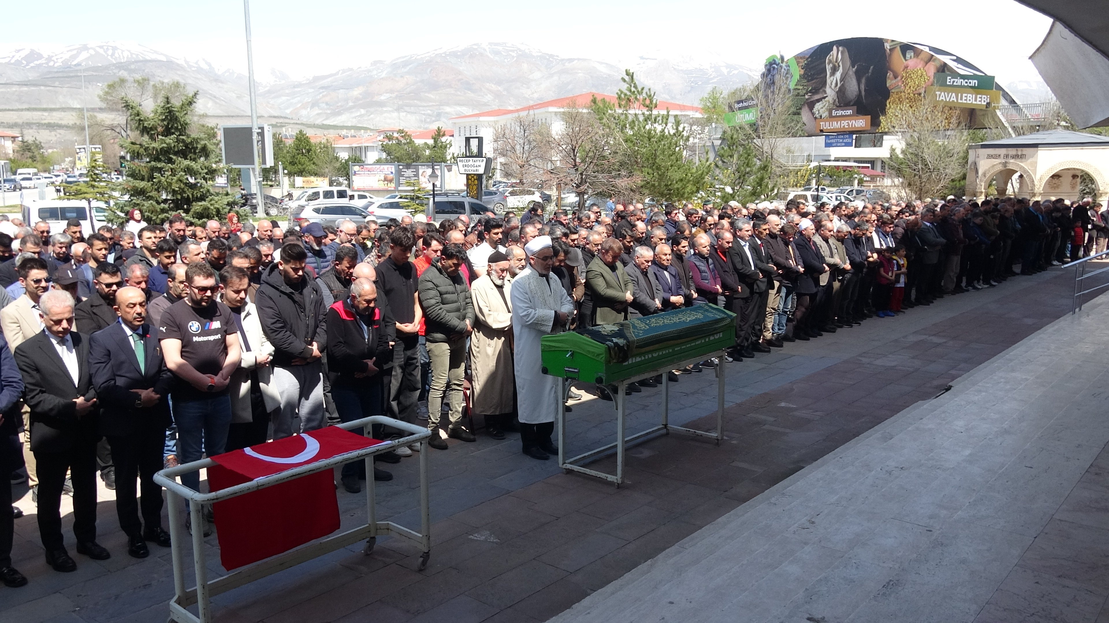 Erzincan Tek Yürek Bir Yanda Son Yolculuk, Bir Yanda Gıyabi Veda!1