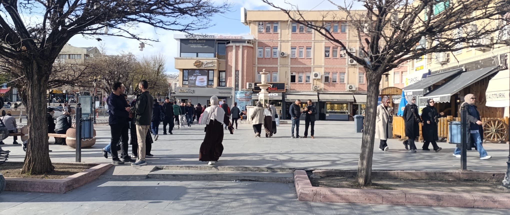 Erzincan’da 15 Nisan Çarşamba Günü Yaşanan Ilıman Hava, Şehirde Adeta Bahar Coşkusunu Beraberinde Getirdi. 2