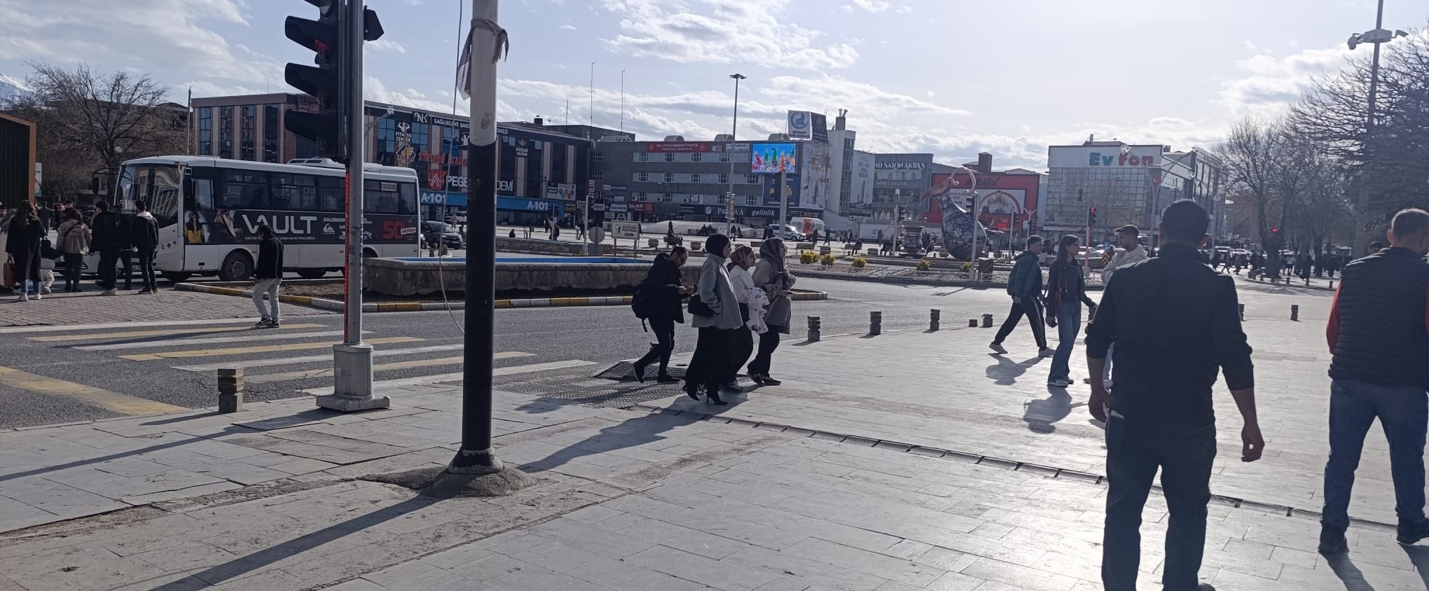 Erzincan’da 15 Nisan Çarşamba Günü Yaşanan Ilıman Hava, Şehirde Adeta Bahar Coşkusunu Beraberinde Getirdi. 3-1