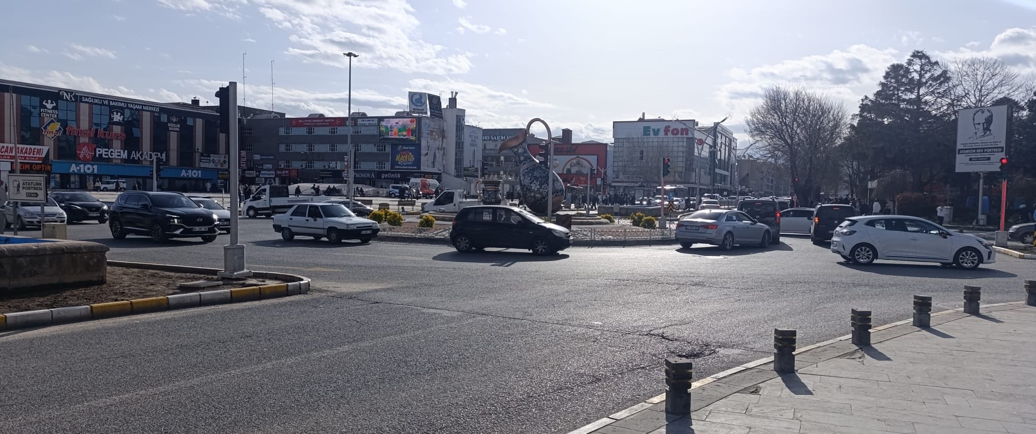 Erzincan’da 15 Nisan Çarşamba Günü Yaşanan Ilıman Hava, Şehirde Adeta Bahar Coşkusunu Beraberinde Getirdi. 4-1