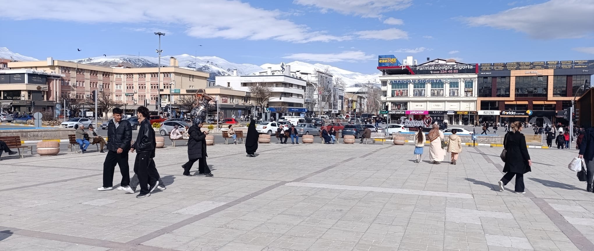 Erzincan’da Bahar Coşkusu Soğuk Günlerin Ardından Sokaklar Dolup Taştı4