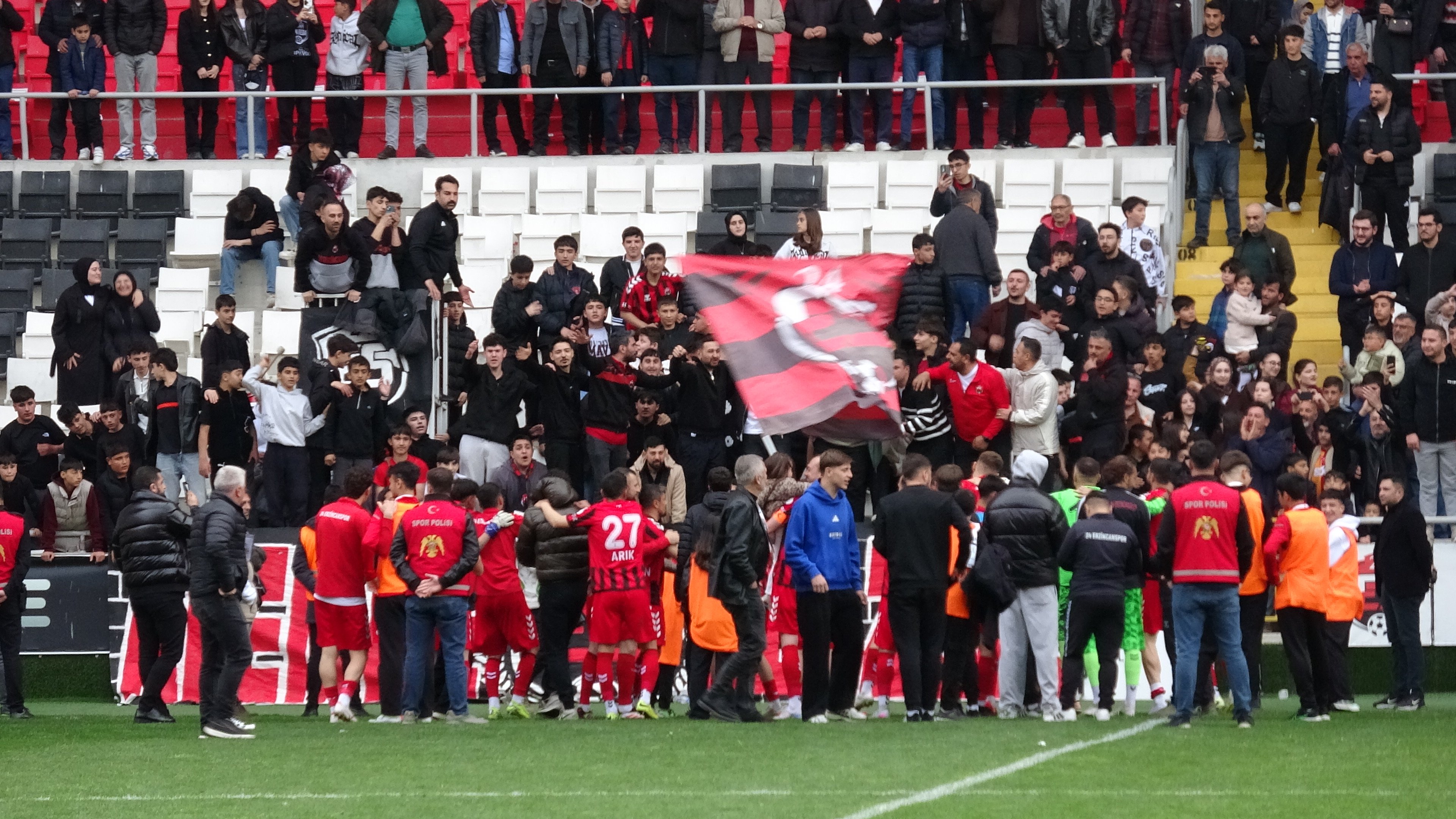 Erzincan’da Fırtına Koptu Devirme Sırası Adana’daydı!