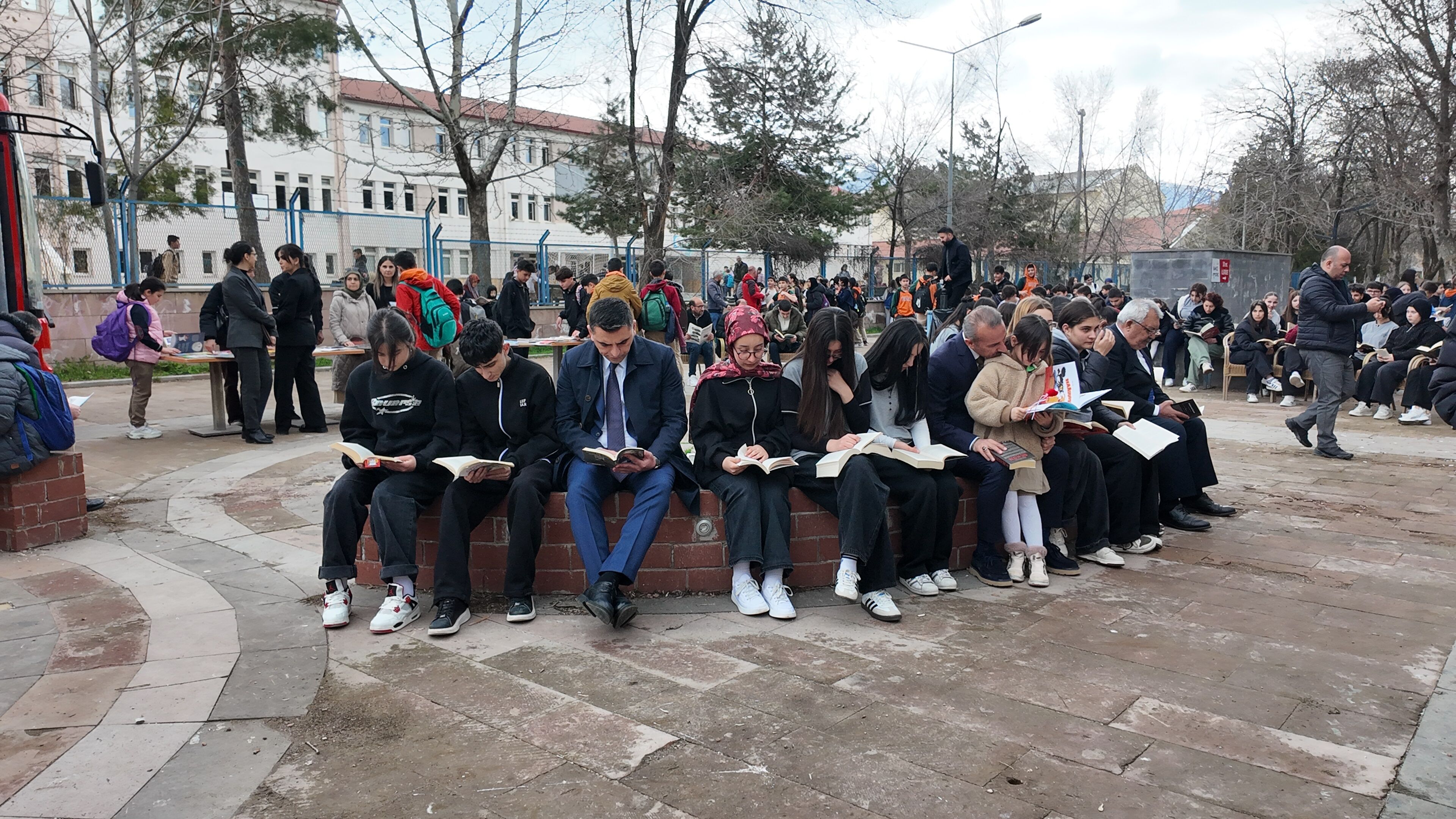 Erzincan’da Saat Kulesi Önü Kütüphaneye Dönüştü1