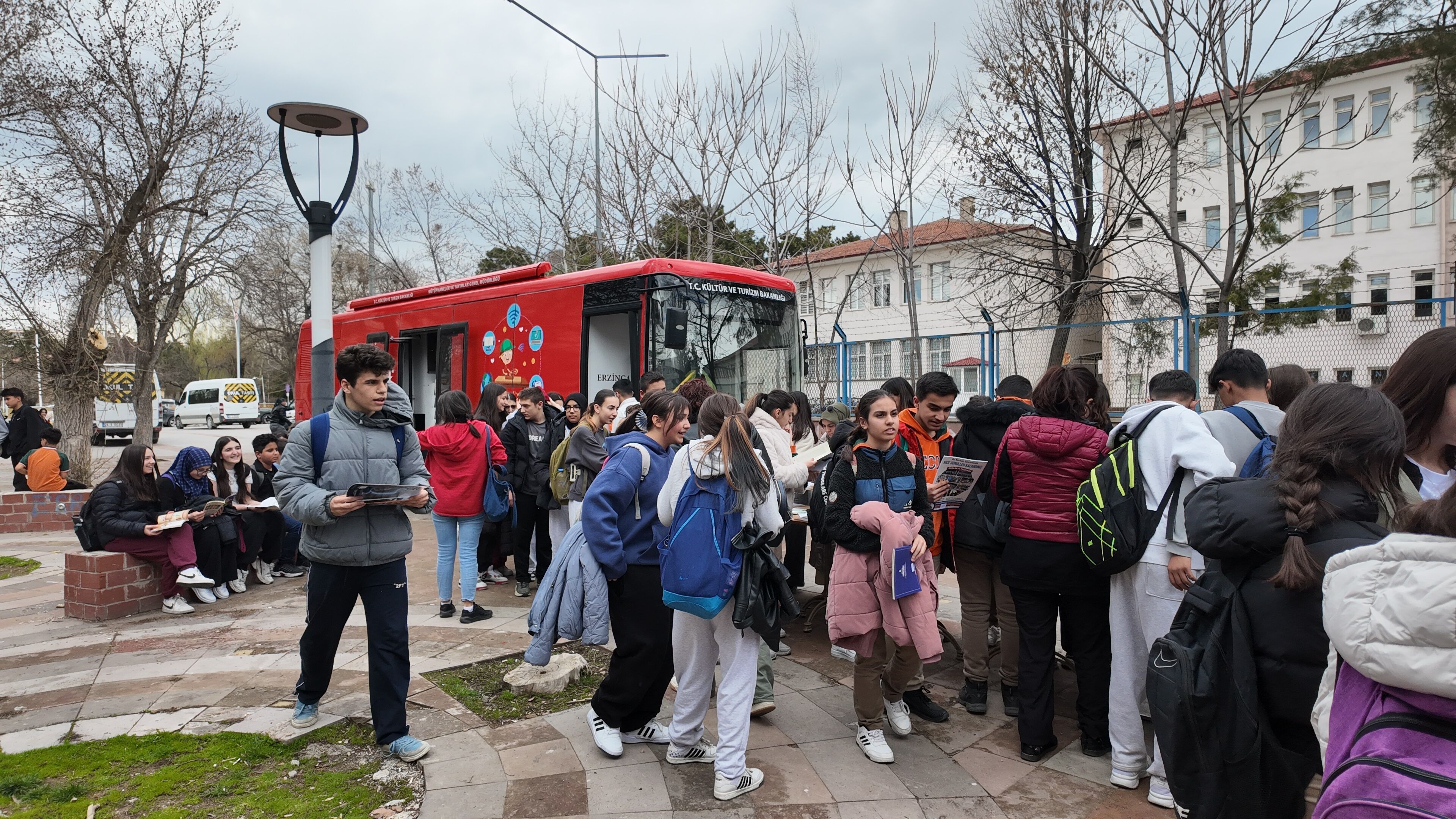 Erzincan’da Saat Kulesi Önü Kütüphaneye Dönüştü3