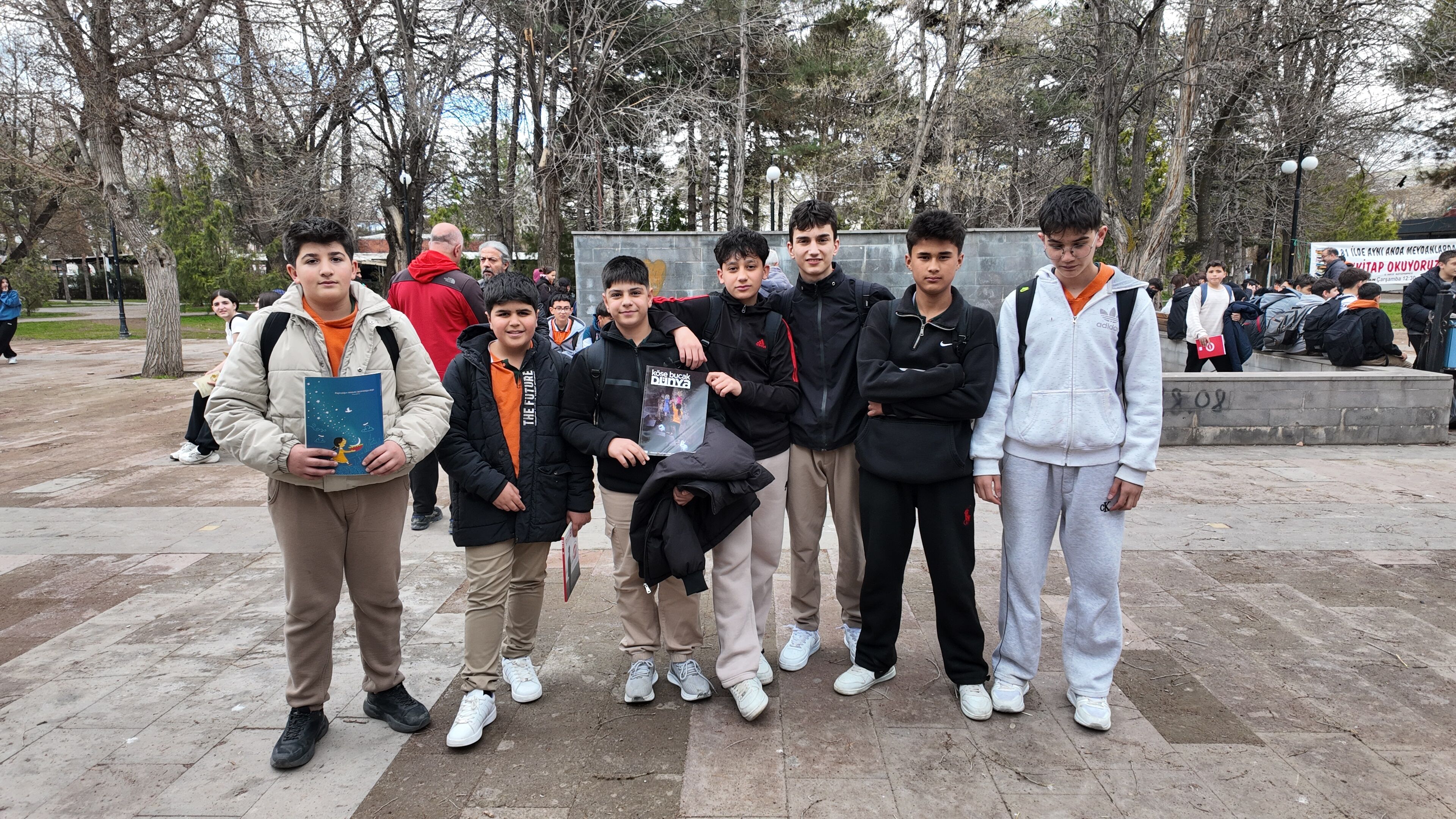 Erzincan’da Saat Kulesi Önü Kütüphaneye Dönüştü5