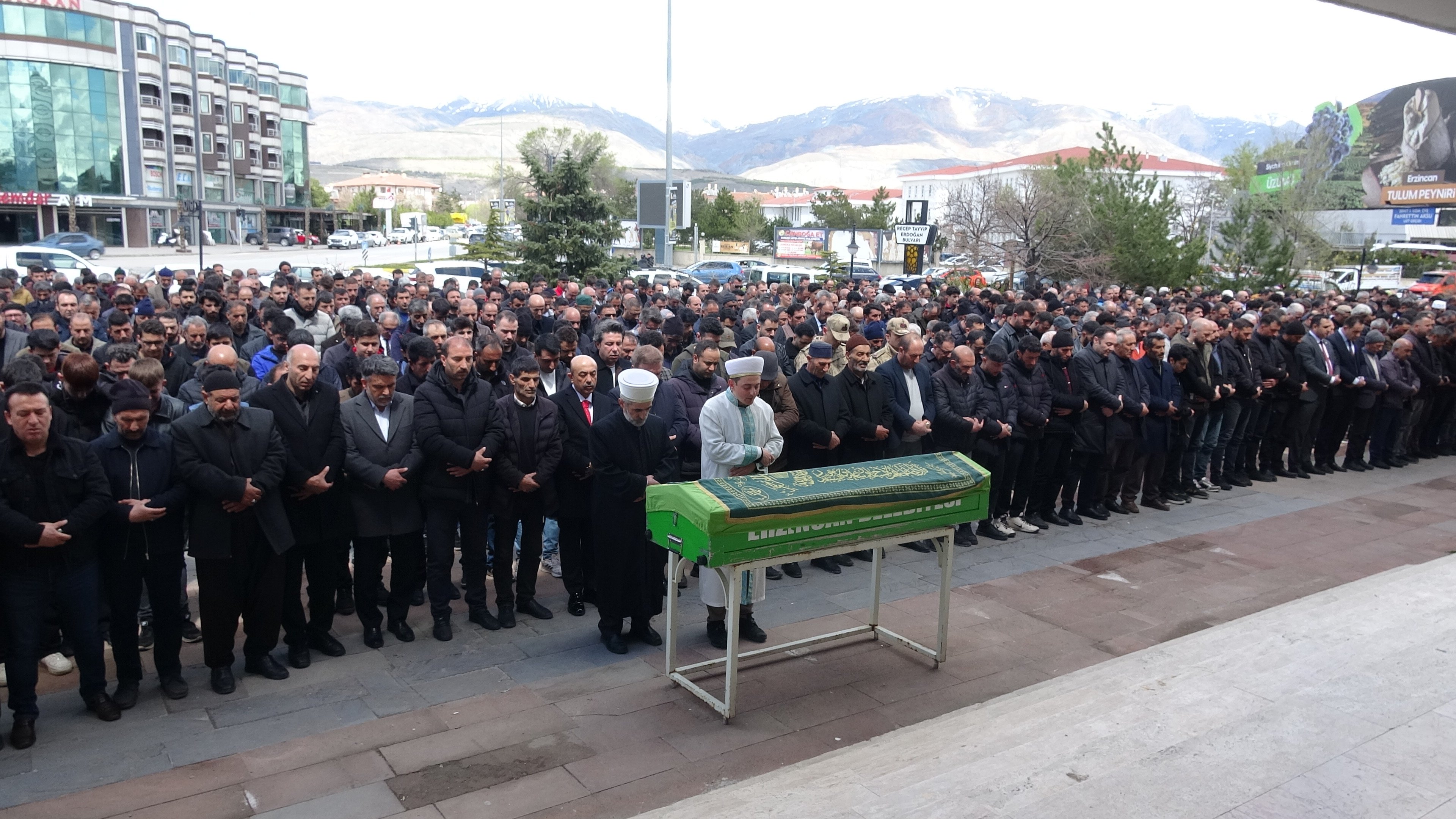 Erzincan’da Seraların Mimarı, Öğrencilerin Babasıydı Mustafa Müdür Son Yolculuğuna Uğurlandı