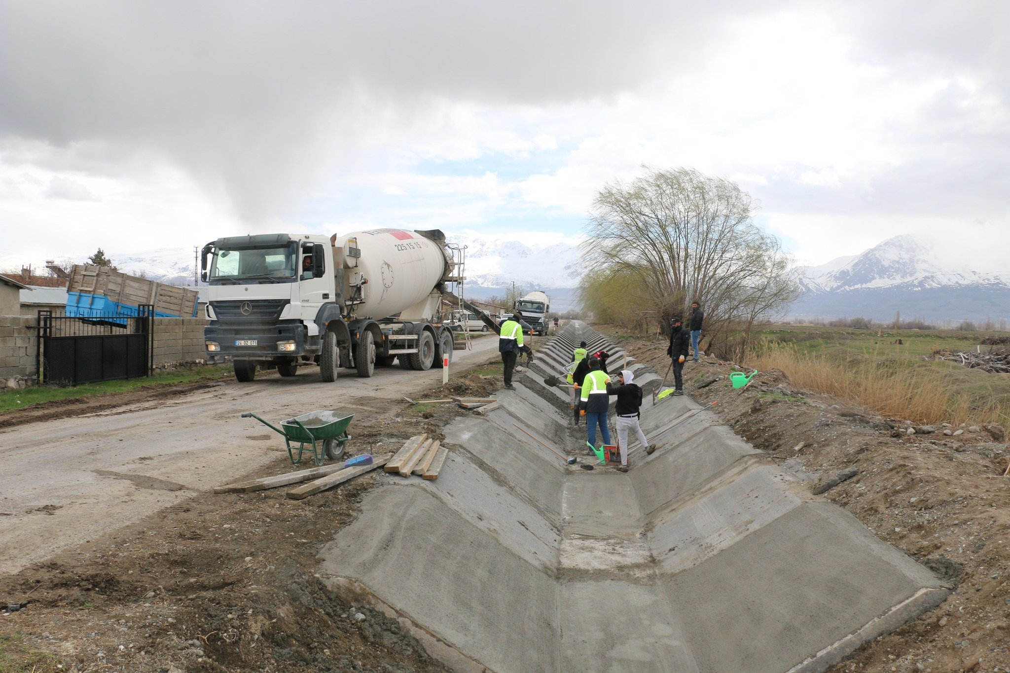 Erzincanda Sulama Kanalları Yenileniyor (1)