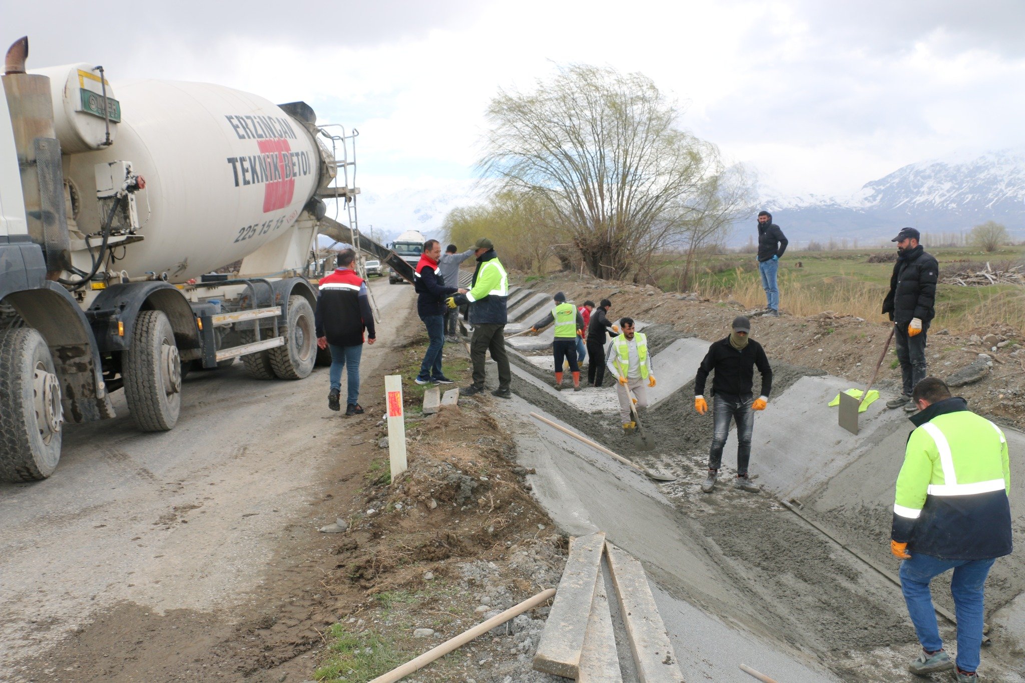 Erzincanda Sulama Kanalları Yenileniyor (5)