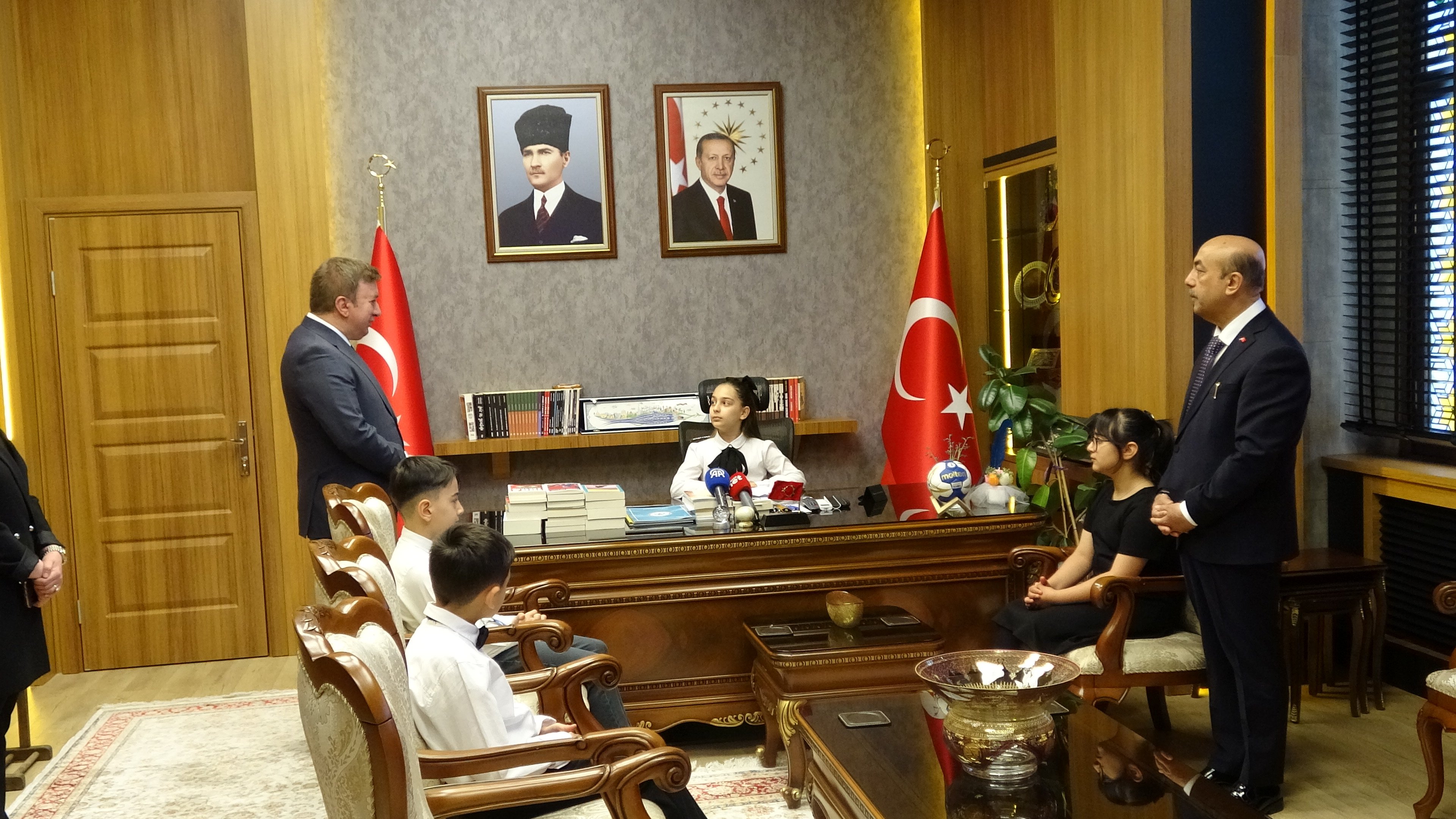 Erzincan'da Valilik Makamında Beklenmedik An Küçük Vali'den Ezber Bozan İlk Talimat!6