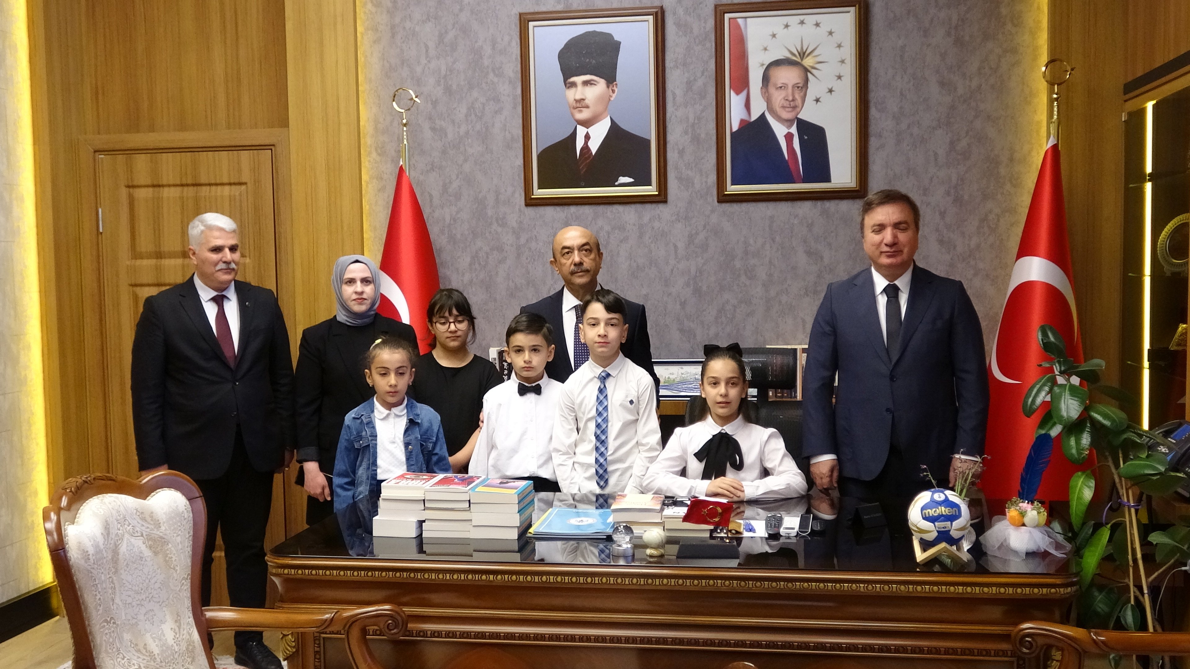 Erzincan'da Valilik Makamında Beklenmedik An Küçük Vali'den Ezber Bozan İlk Talimat!9