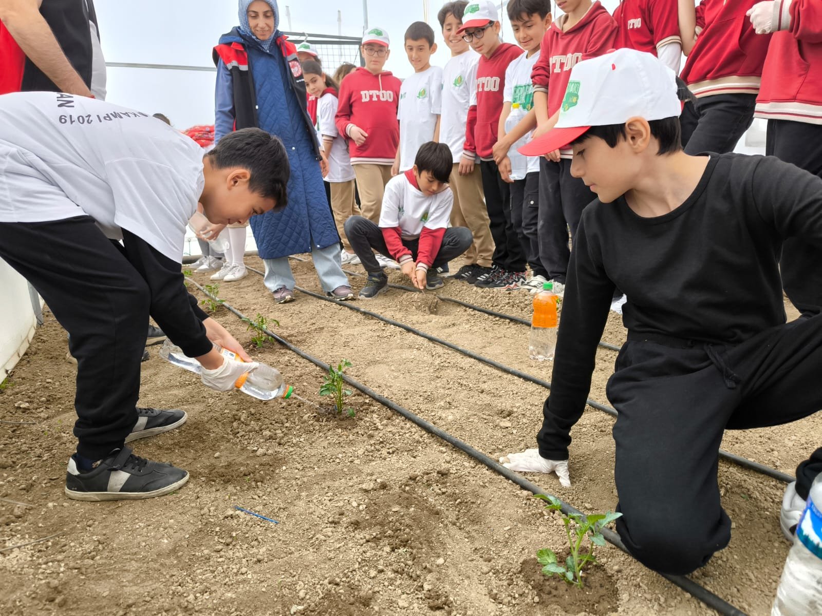 Minik Eller Toprağa Değdi, Gelecek Filizlendi (1)
