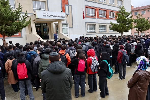 Vali Aydoğdu’dan Okulda Net Mesaj “Sorunların Köküne İnmezsek Aynı Acıları Yaşarız!”1