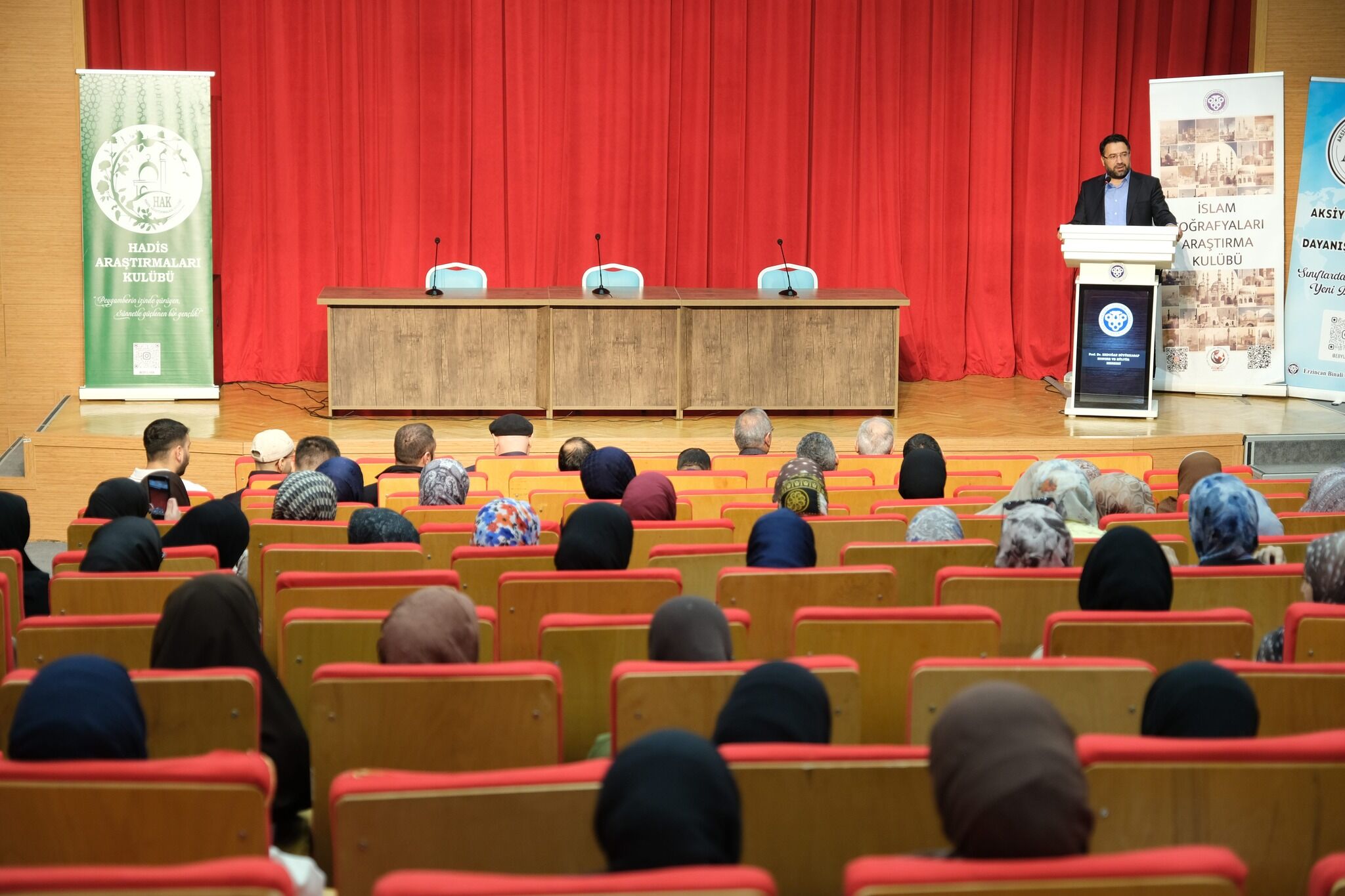 Ebyü’de “𝐒𝐨𝐬𝐲𝐚𝐥 𝐌𝐞𝐝𝐲𝐚 𝐀𝐡𝐥𝐚̂𝐤ı” Konferans Düzenlendi (2)