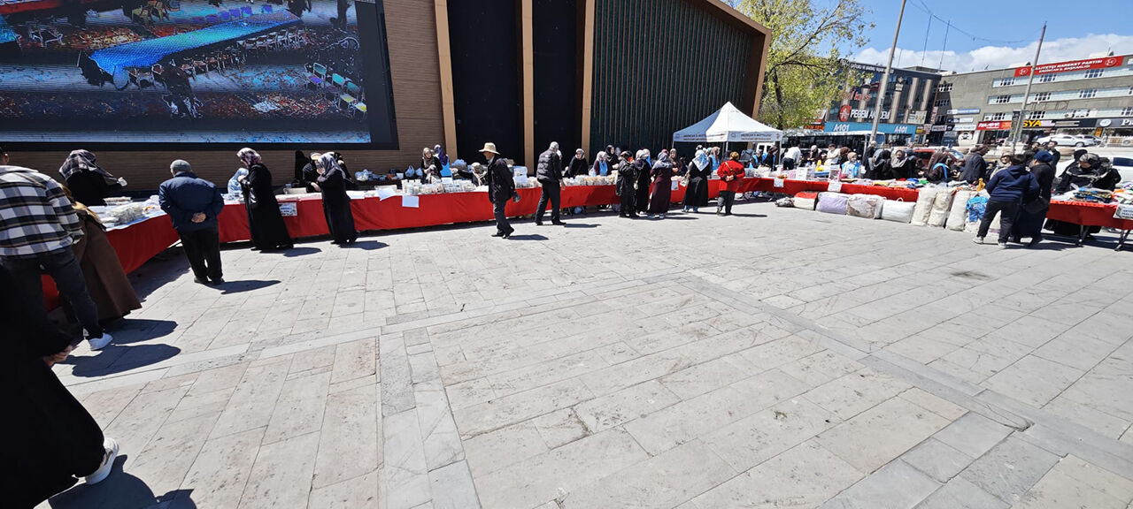 Erzincan’da Açılan Hayır Çarşısında Neler Var.1
