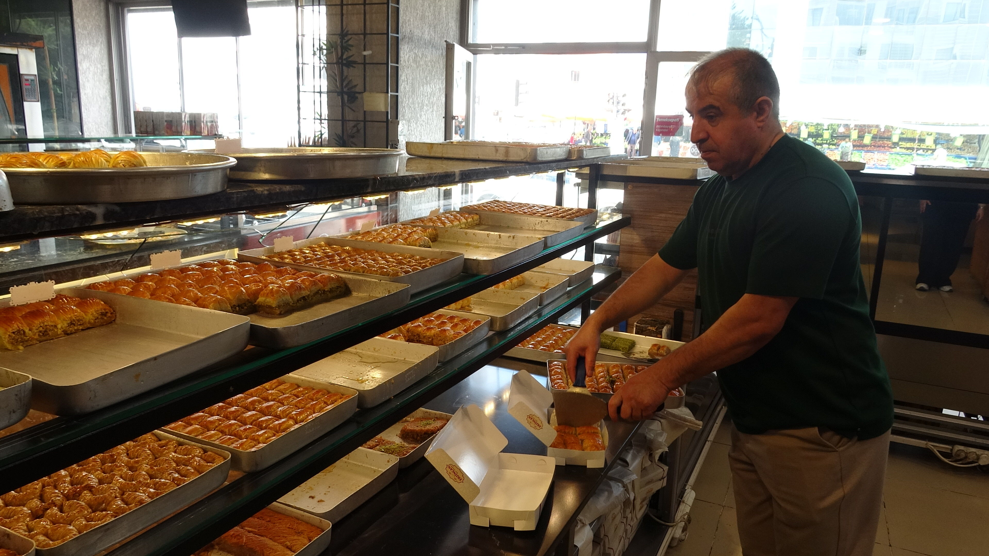 Erzincan’da Bayram Öncesi Tatlı Çılgınlığı! 600 Liralık Baklava 400 Tl’ye Düştü1