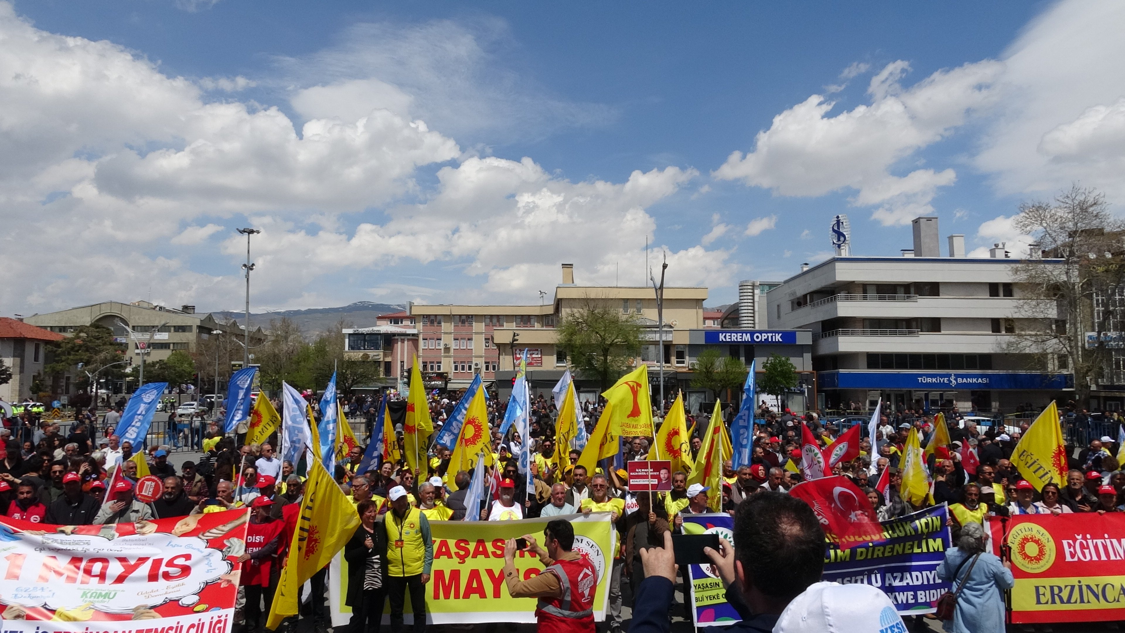 Erzincan’da Bayram Onlara Uğramadı 1 Mayıs’ta İskelede Kalan Emek1-1