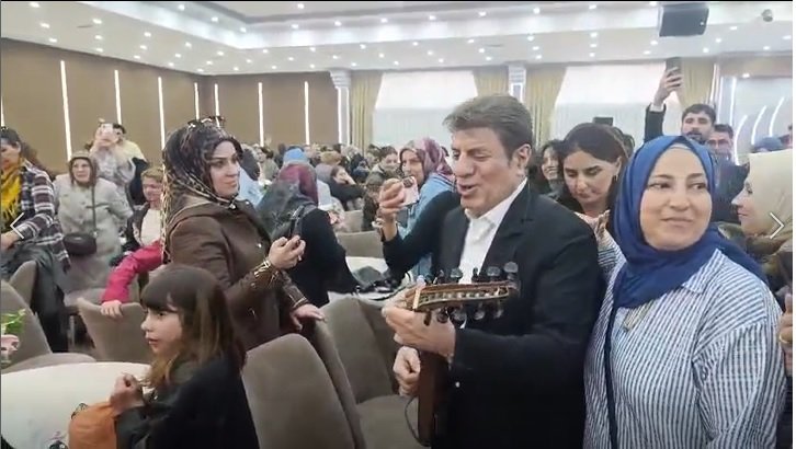 Erzincan’da Gönül Teli Titredi Coşkun Sabah Anneler İçin Söyledi!3