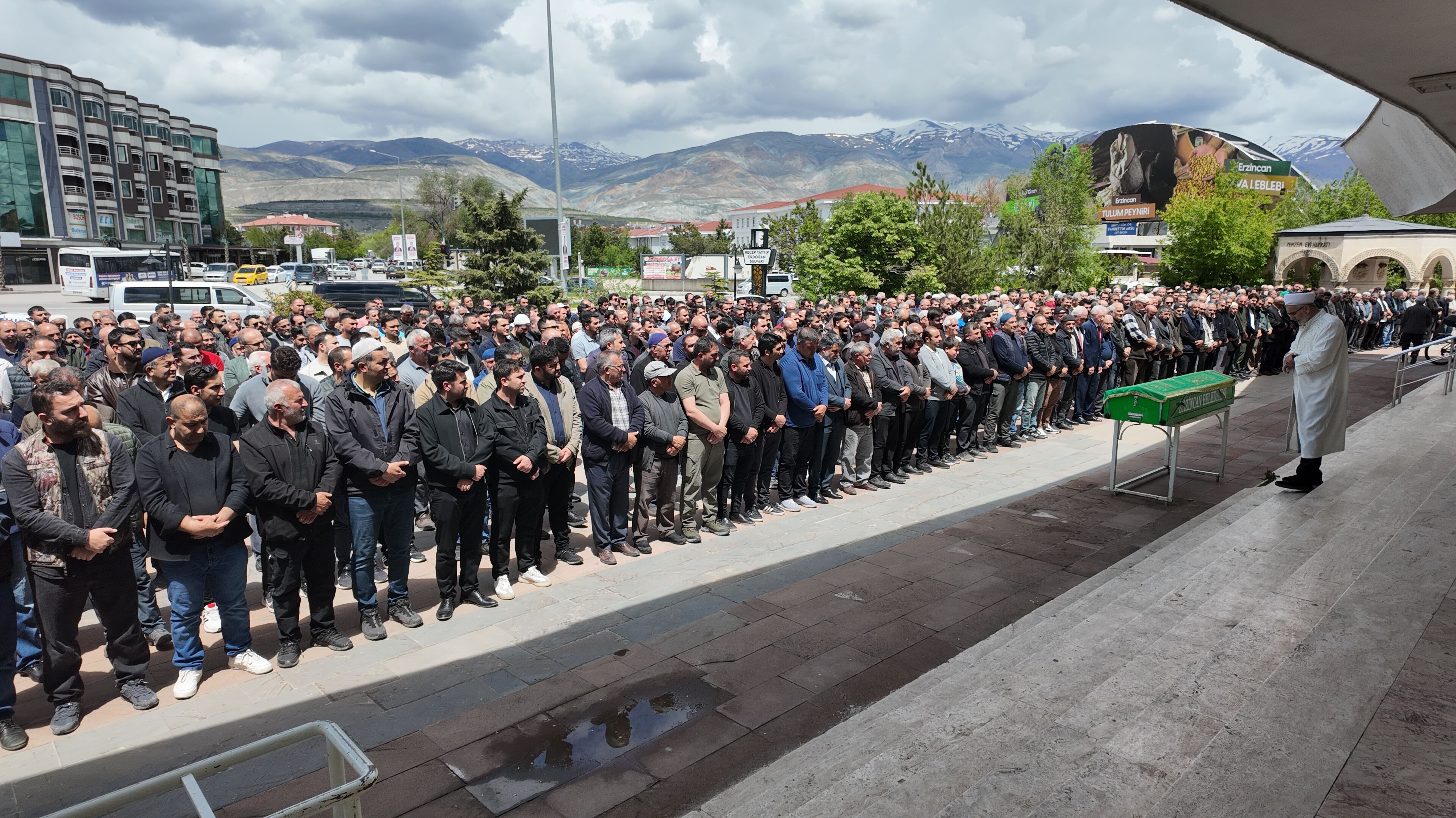 Erzincan'da İş Dünyasını Yasan Boğan Veda! Feridun Akpınar Dualarla Toprağa Verildi