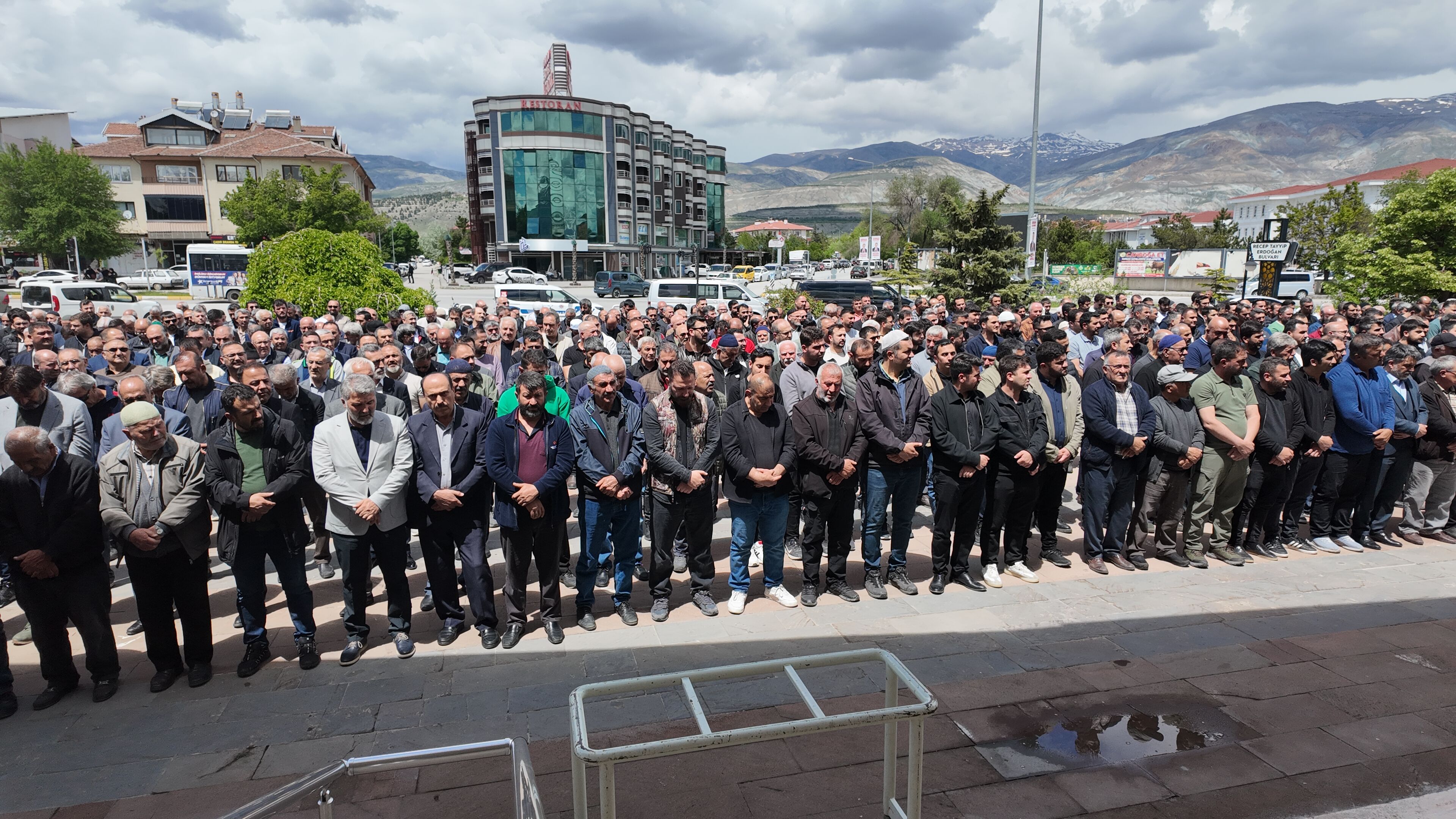 Erzincan'da İş Dünyasını Yasan Boğan Veda! Feridun Akpınar Dualarla Toprağa Verildi3