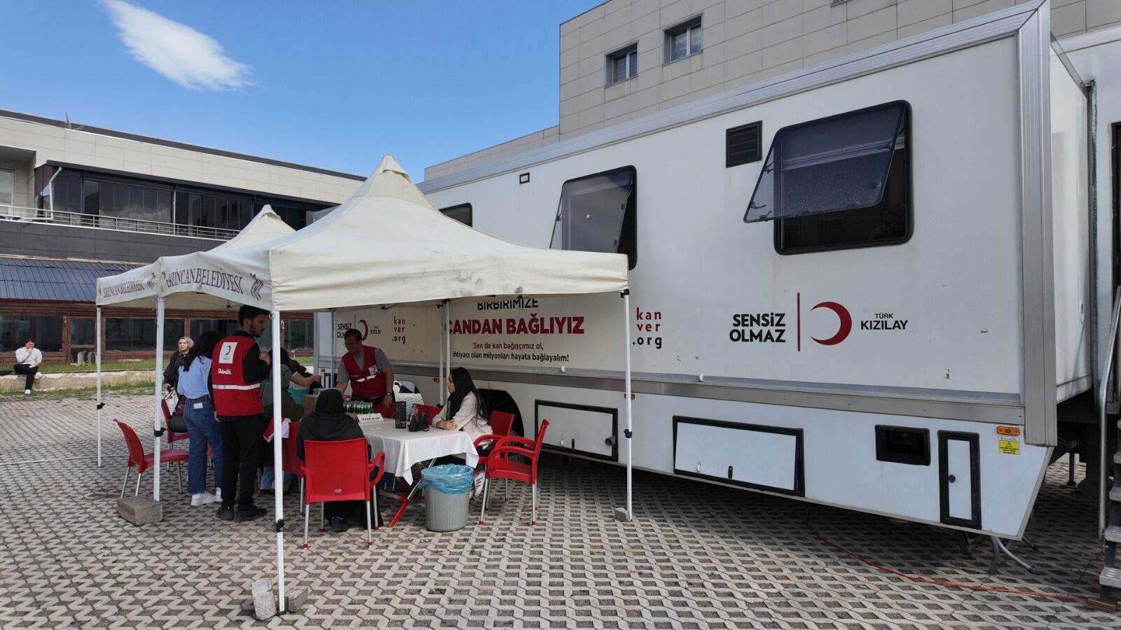 Erzincan’da İyilik Mesaisi Gençler Kan Vermek İçin Kuyruğa Girdi!