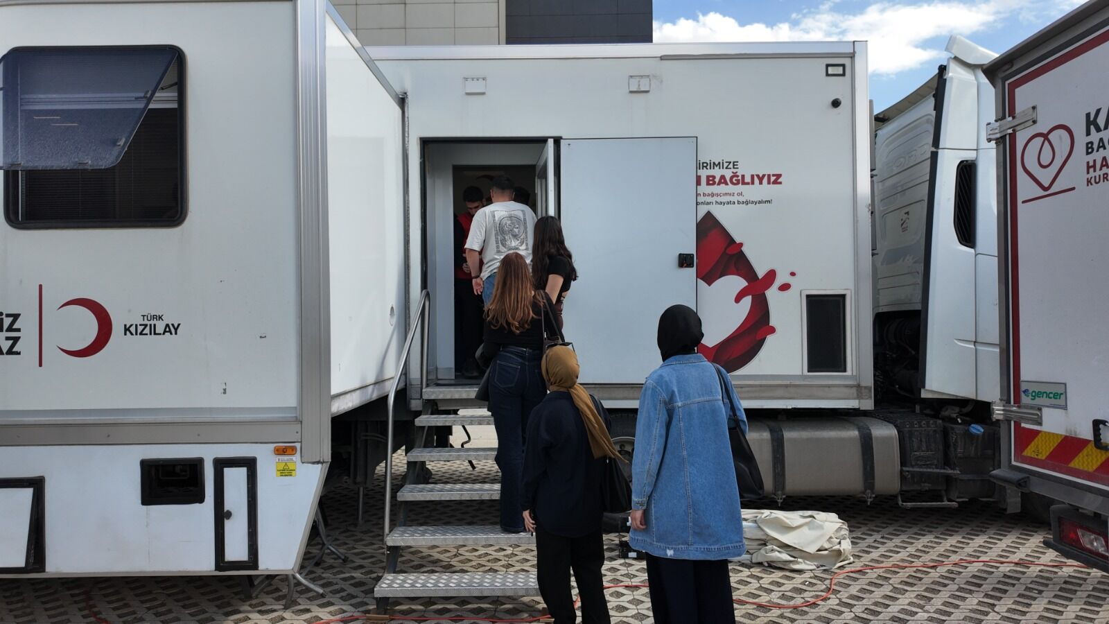 Erzincan’da İyilik Mesaisi Gençler Kan Vermek İçin Kuyruğa Girdi!2