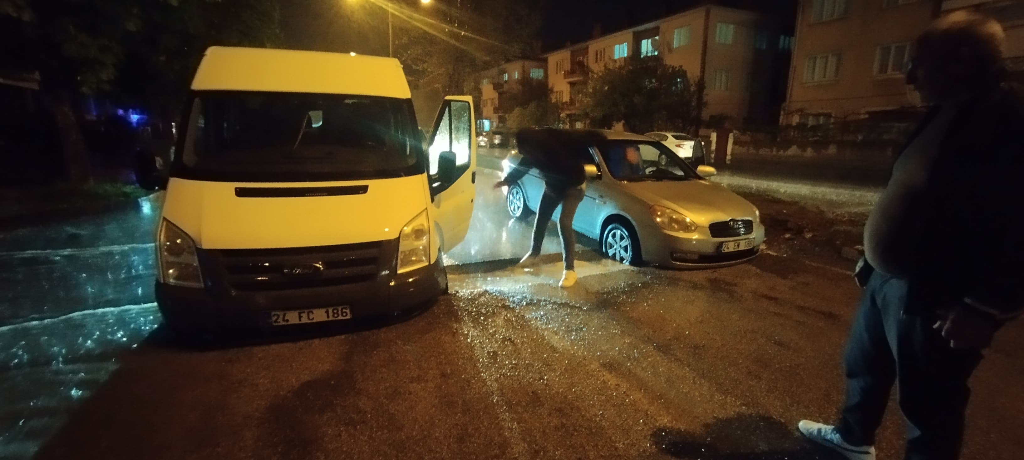 Erzincan’da Sağanak Yağış Sürücülere Geçit Vermedi333 (2)