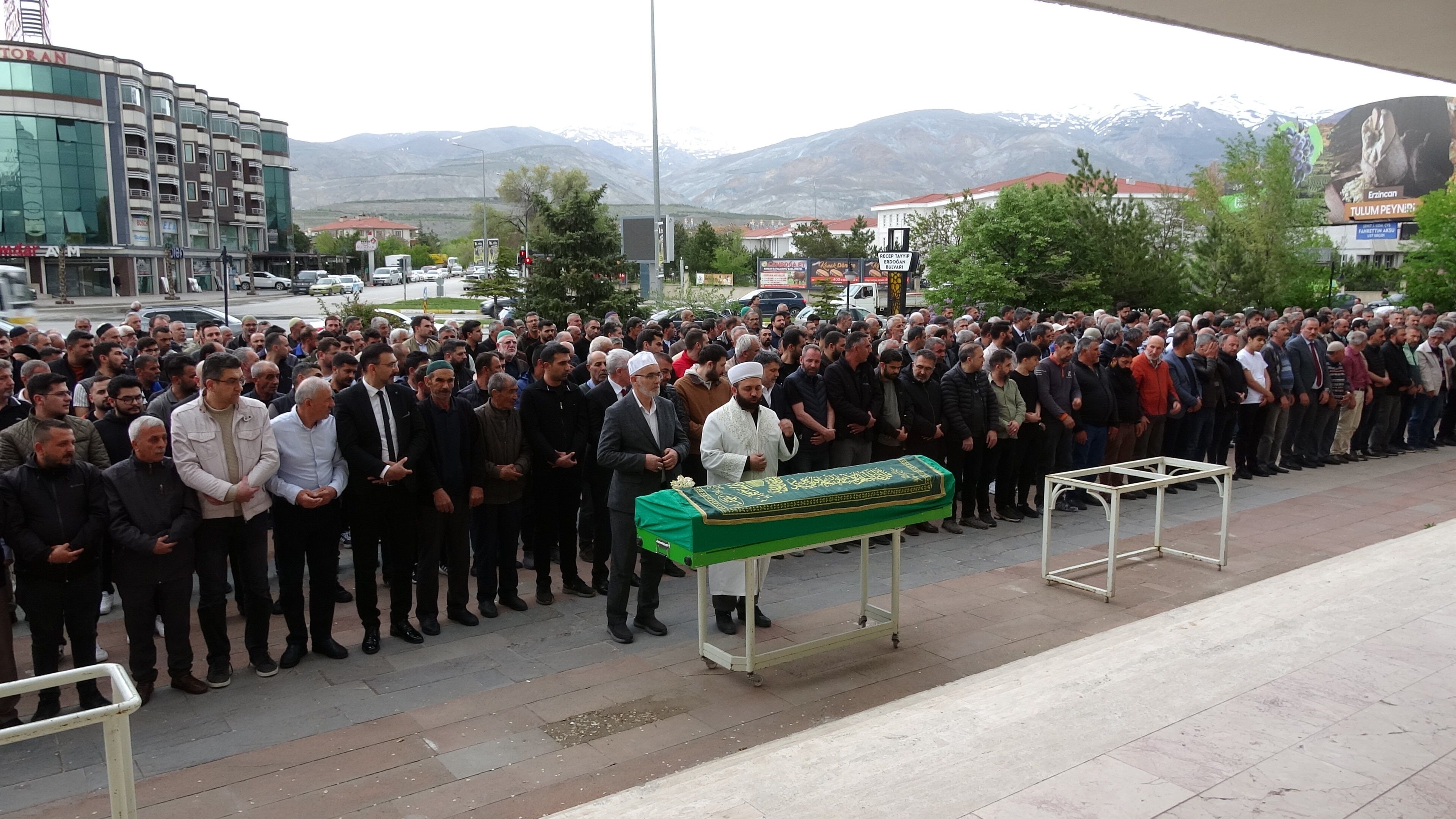 Erzincan’ın Hızır Eli Sustu Yardımsever Hilmi Akpınar’a Veda2
