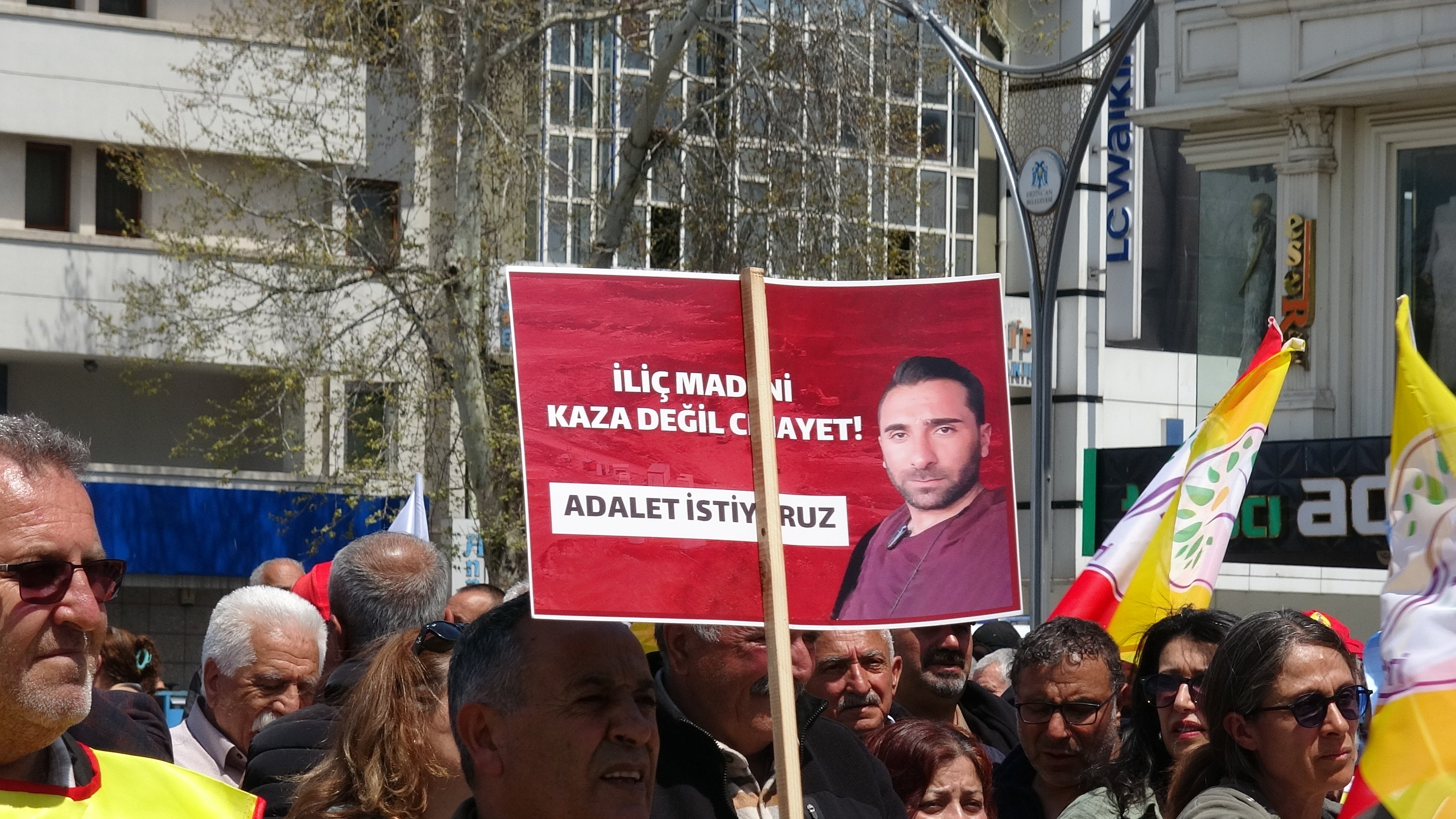 Hüzün Ve Gurur Bir Arada Erzincan 1 Mayıs’ta Kaybettiği İşçilerini Unutmadı!