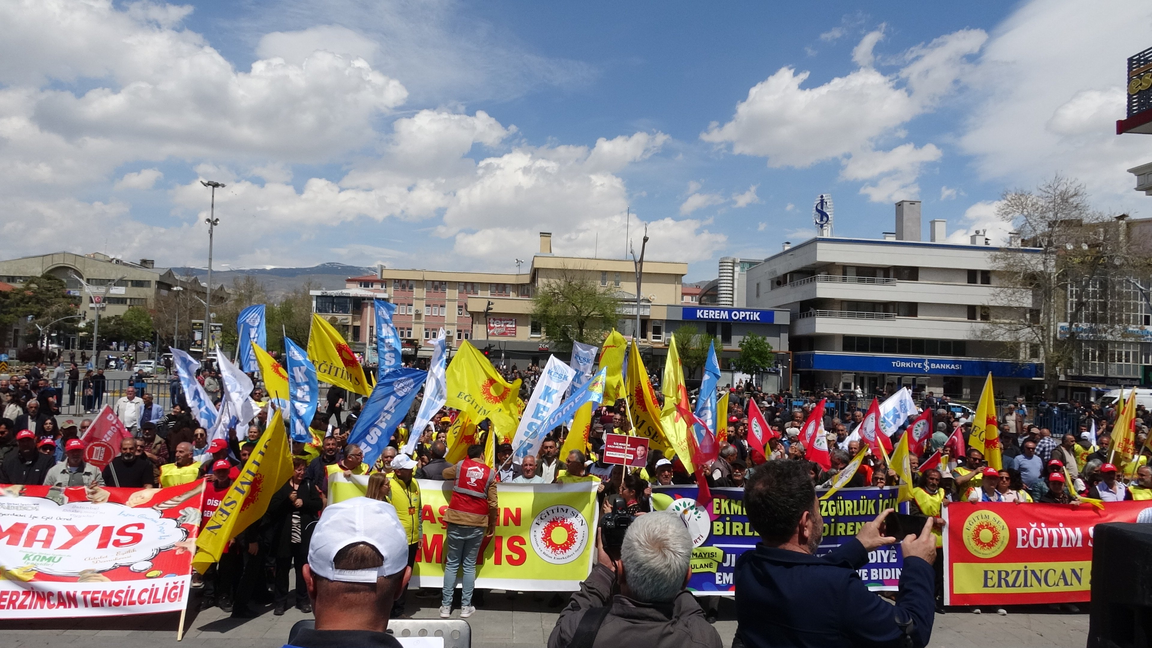 Hüzün Ve Gurur Bir Arada Erzincan 1 Mayıs’ta Kaybettiği İşçilerini Unutmadı!2