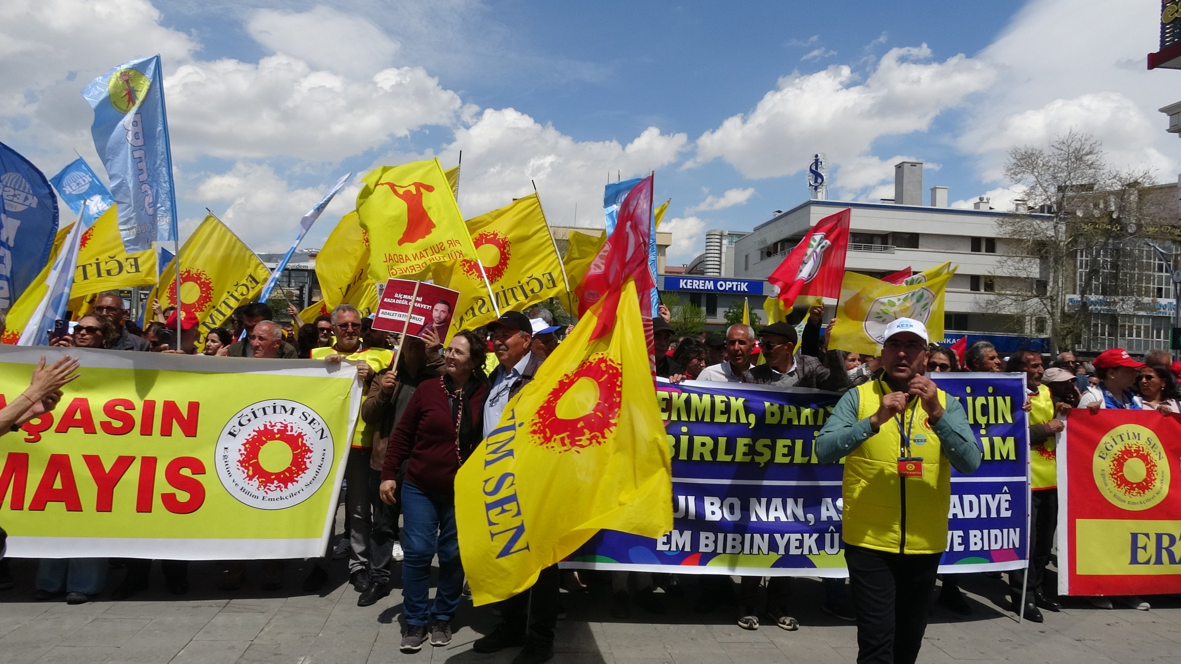 Hüzün Ve Gurur Bir Arada Erzincan 1 Mayıs’ta Kaybettiği İşçilerini Unutmadı!3