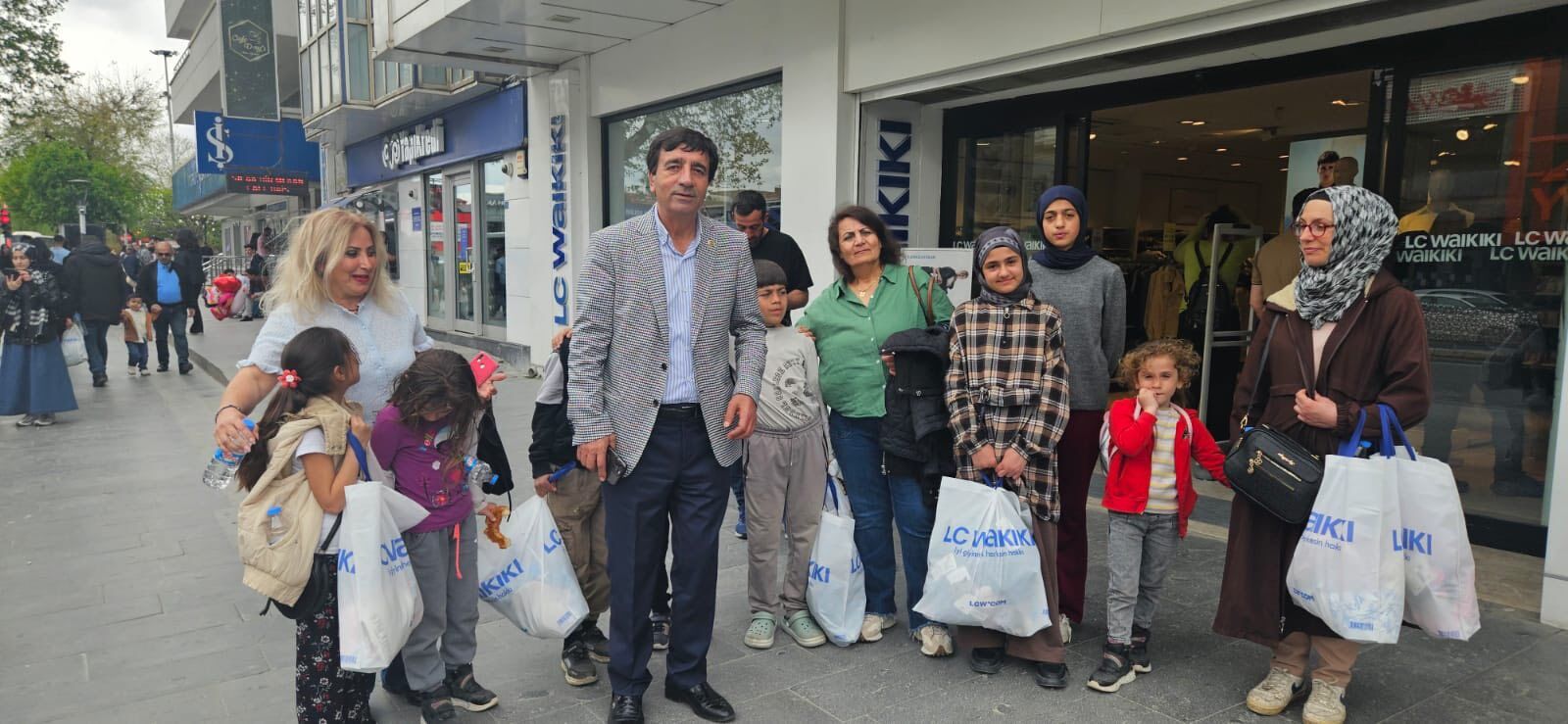 Oktay Efe Ve Gönüllüler O Çocukları Yalnız Bırakmadı (1)