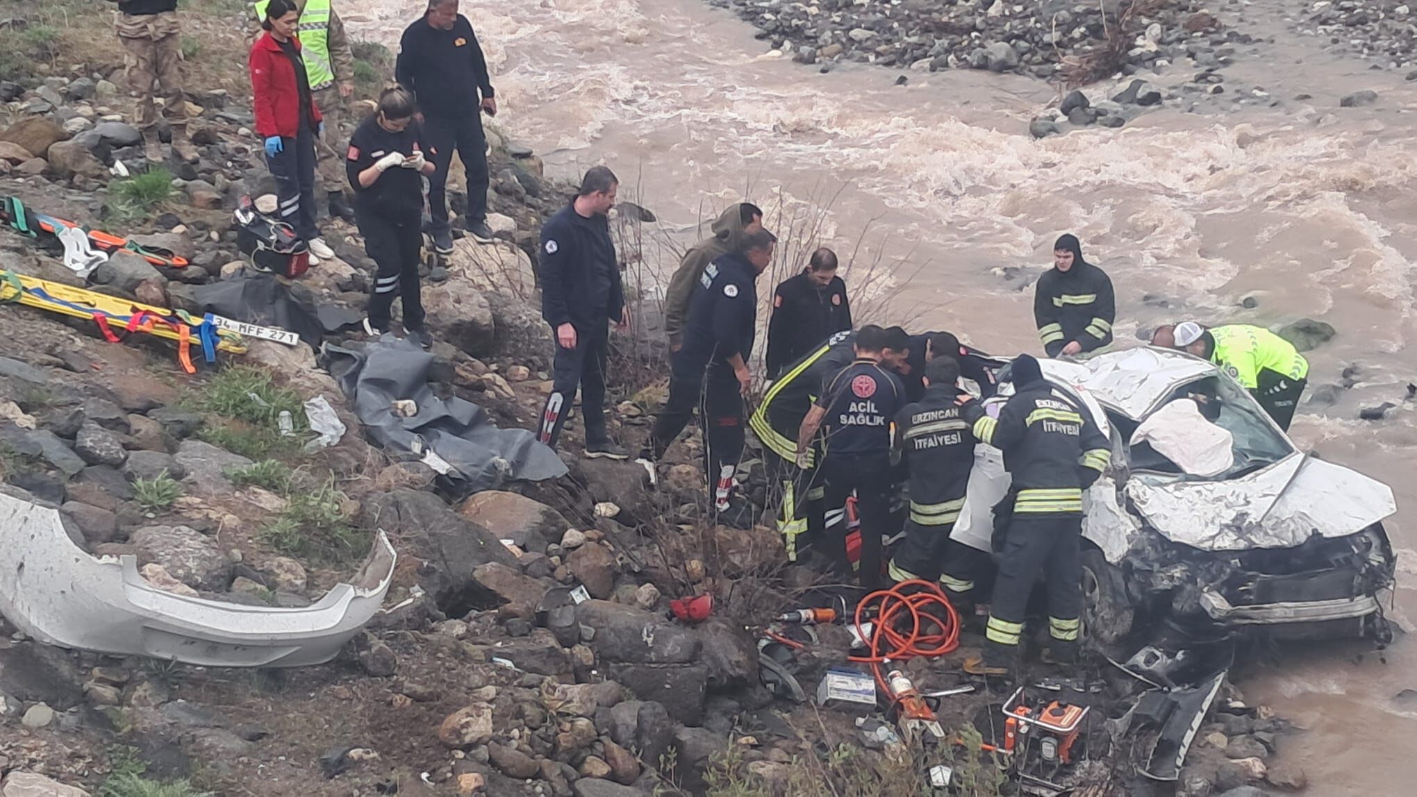 Erzincan’da trafik kazası: 2 ölü, 1 yaralı