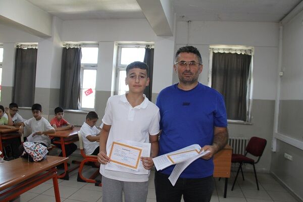 Erzincan Ortaokulu'nda Dönem Sonu Coşkusu Karneler Dağıtıldı1