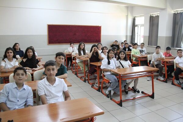 Erzincan Ortaokulu'nda Dönem Sonu Coşkusu Karneler Dağıtıldı3