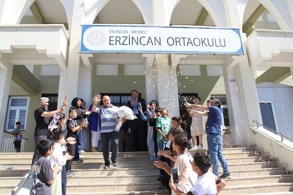 Erzincan’da 28 Yıllık Emek Gökhan Öğretmeni “Hatıran Yeter” Ile Uğurladılar7