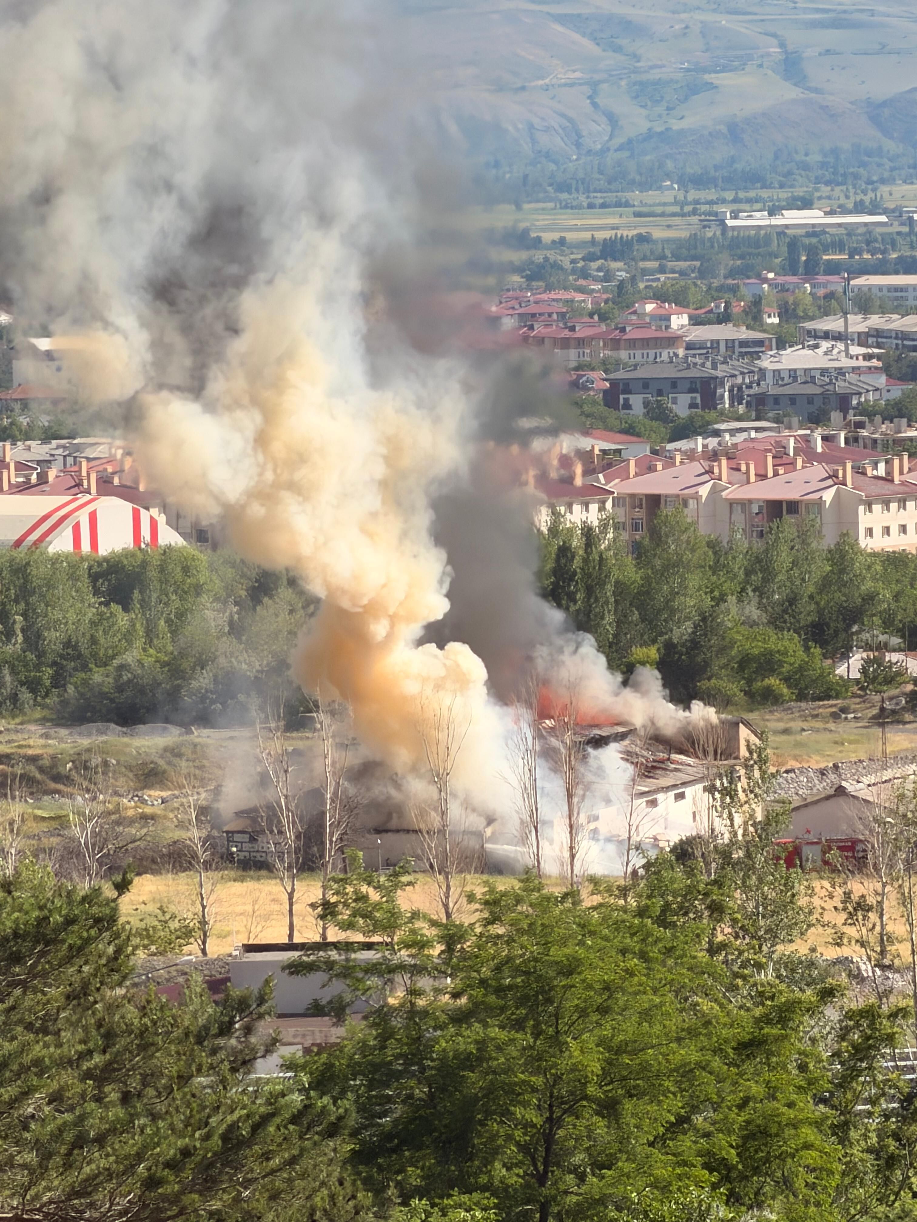 Erzincan’da Korkutan Yangın! İtfaiye ekipleri seferber oldu