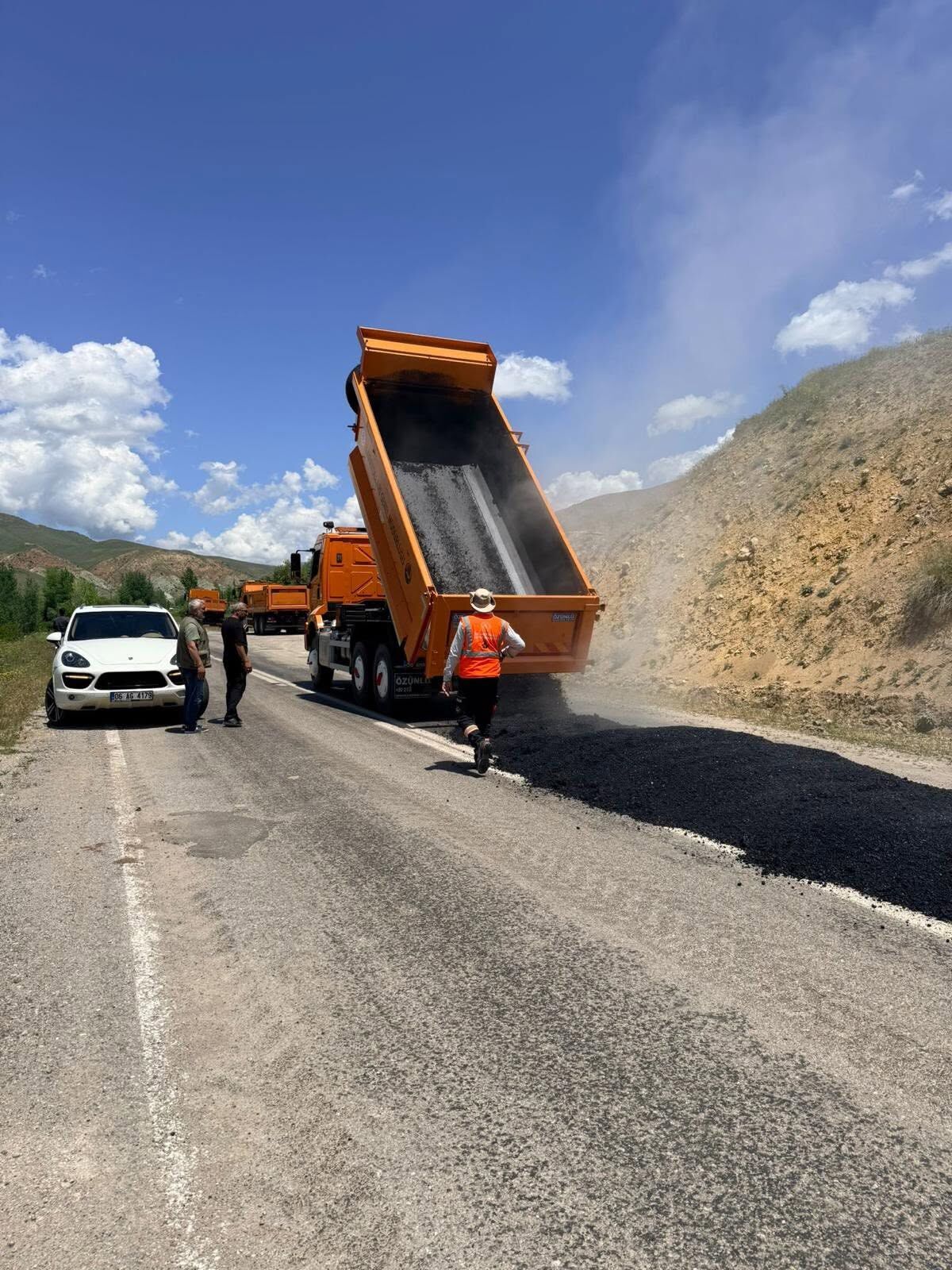 Erzincan'ın ilçe yolu yeniden asfaltlanıyor...