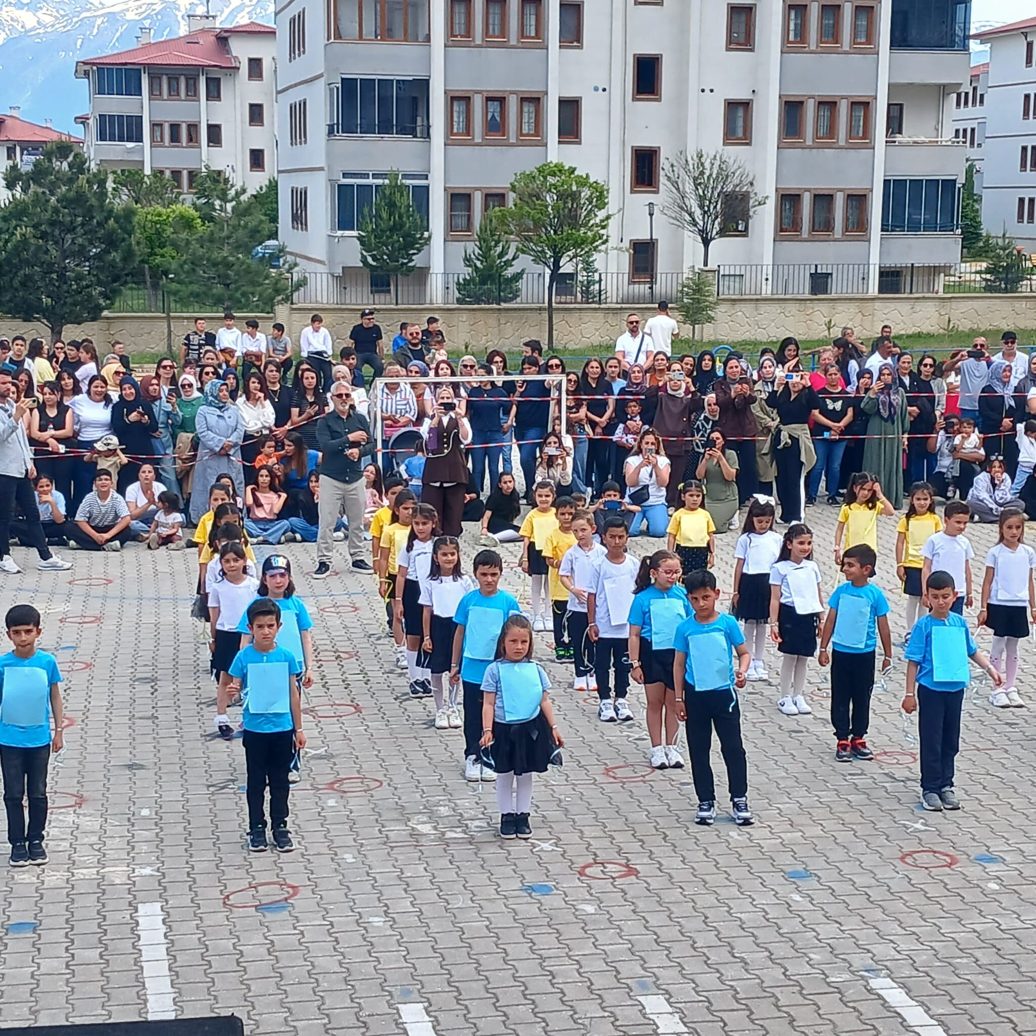 Minik Yüreklerden Dev Performans Erzincan’da 23 Nisan Rüzgarı Esti!2